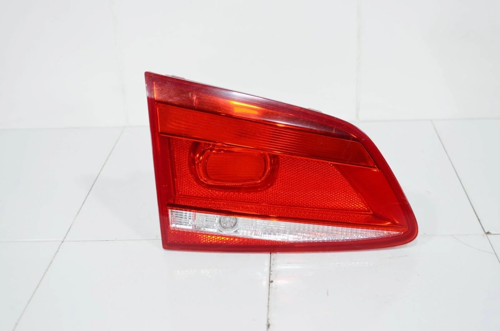 Фонарь VOLKSWAGEN PASSAT 2011-2015 3AF945093J B7 УНИВЕРСАЛ, левый