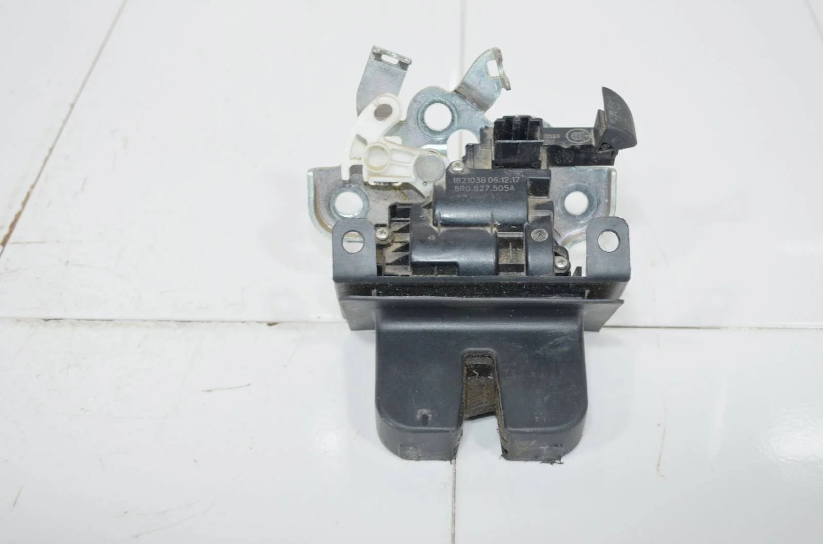 Замок крышки багажника AUDI A3 2017+ 8R0827505A 8V