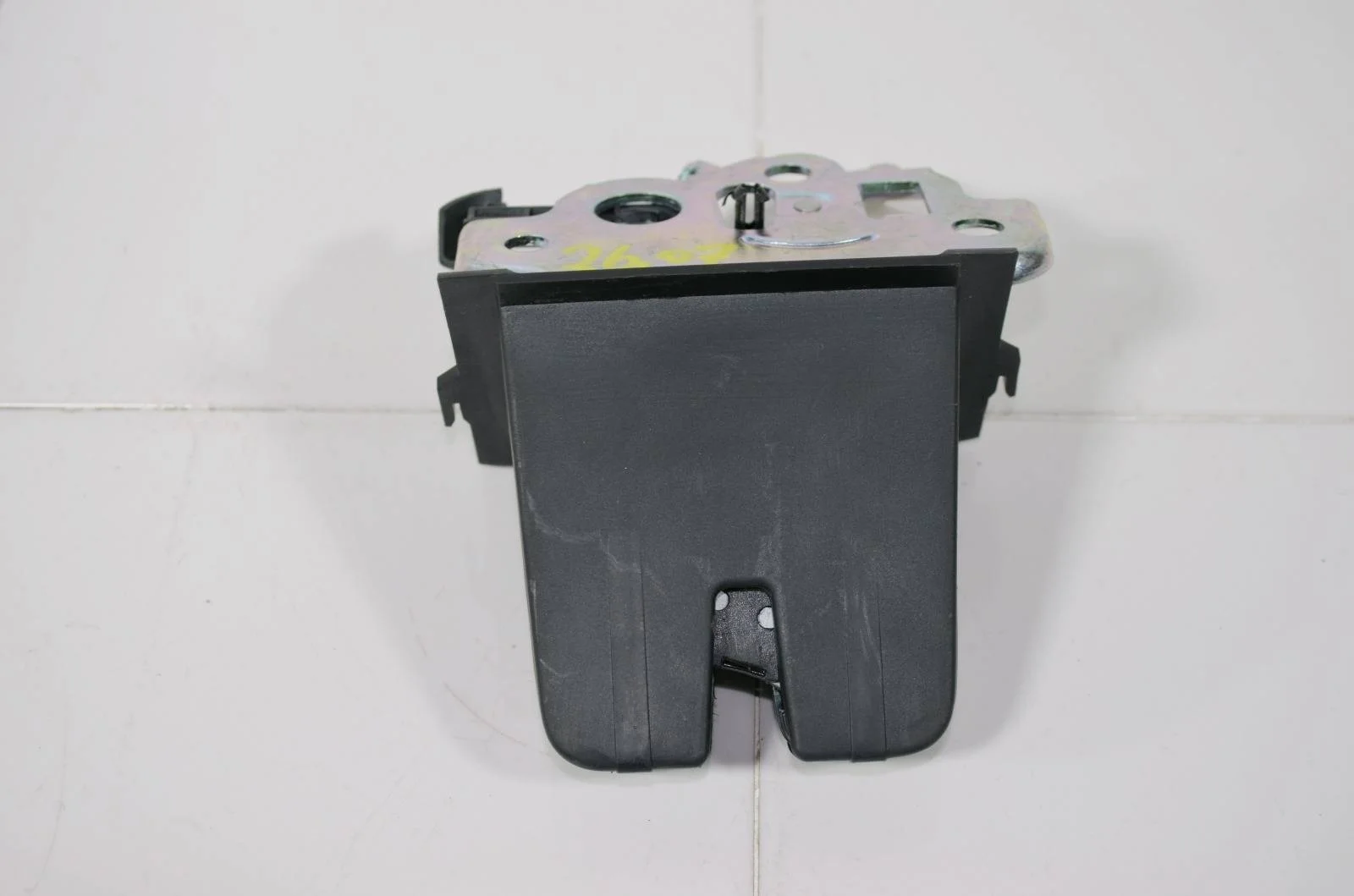 Замок багажника AUDI Q3 2011+ 8R0827505A 8U