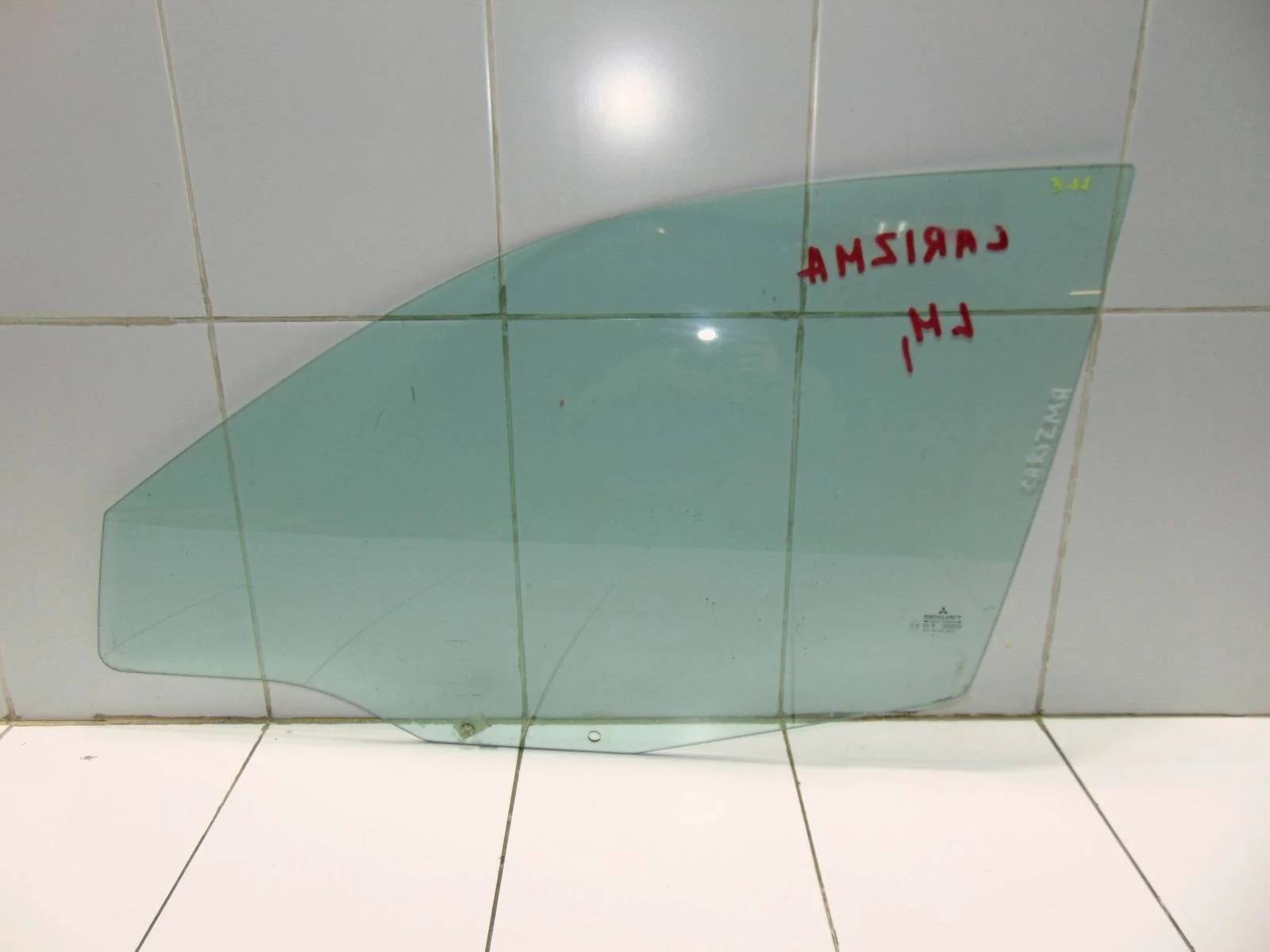 Стекло двери MITSUBISHI Carisma 1999+ MR720212 DA, переднее левое