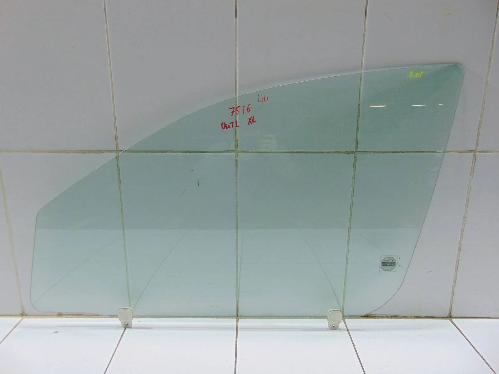 Стекло двери MITSUBISHI OUTLANDER XL 2005+ 5706A007 CW, переднее левое