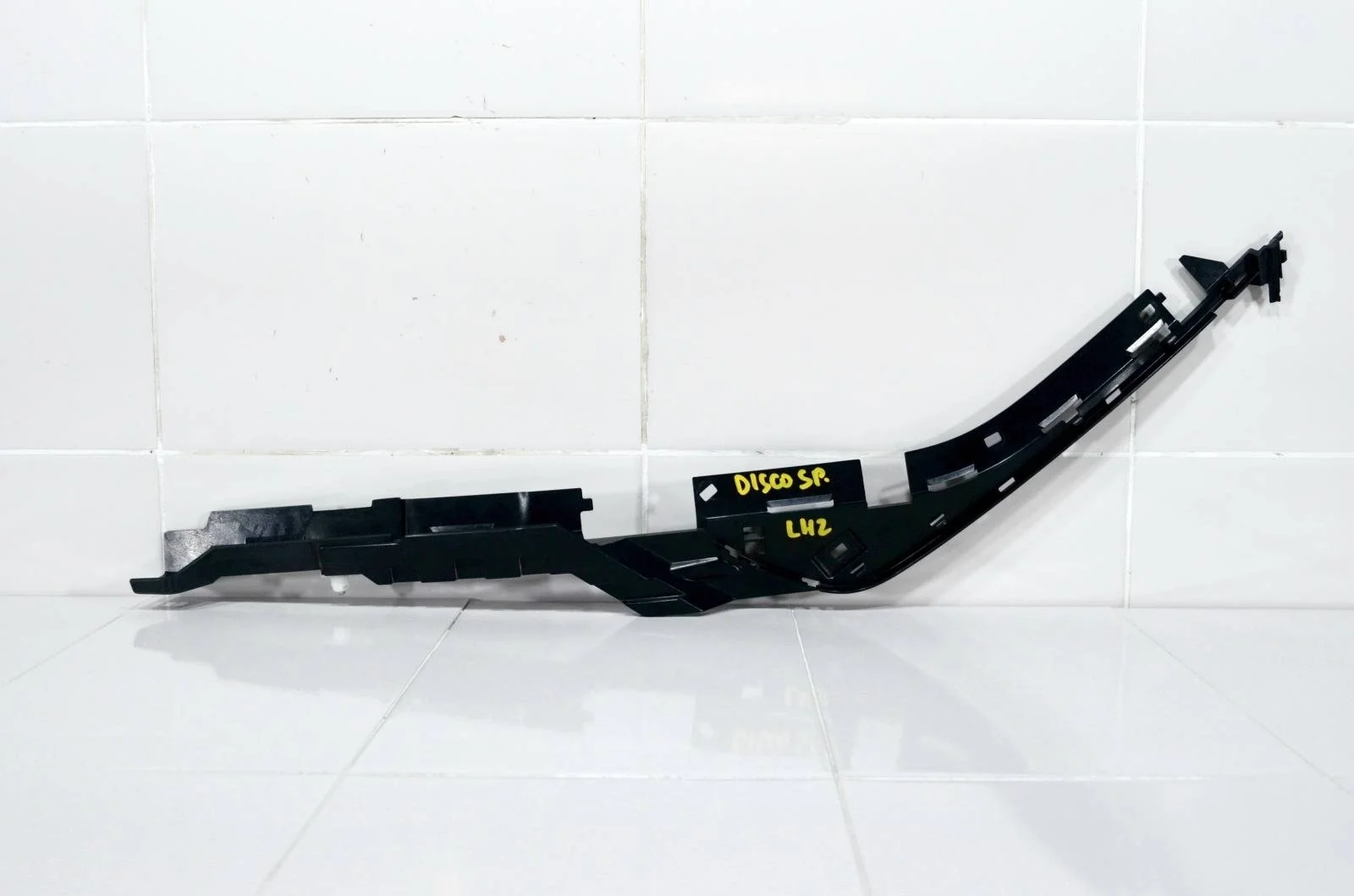 Направляющая стекла двери LAND ROVER DISCOVERY SPORT 2015+ LR074803 L550, задняя левая