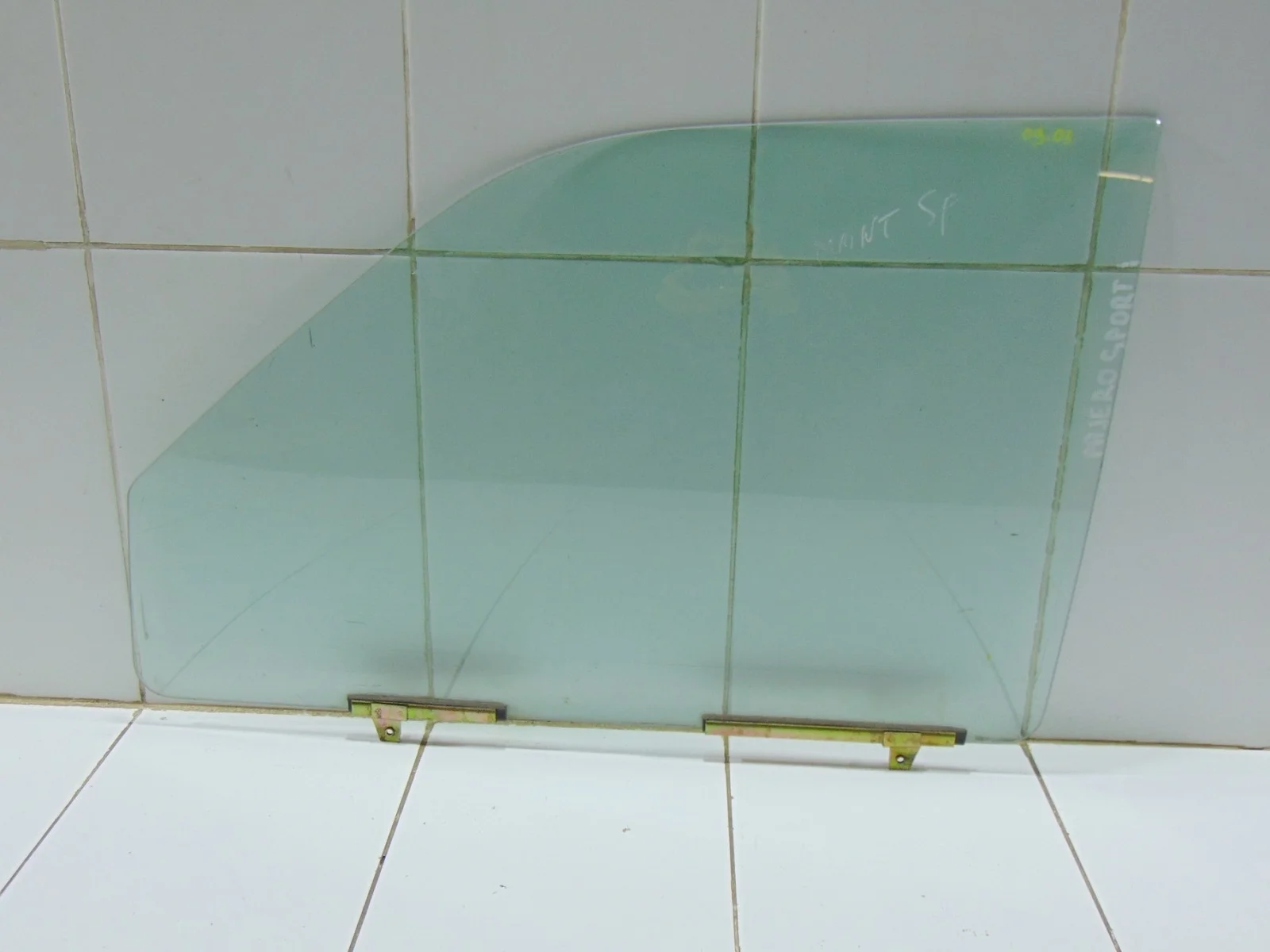 Стекло двери MITSUBISHI Pajero/Montero sport 1997+ MR237965 K9, переднее левое