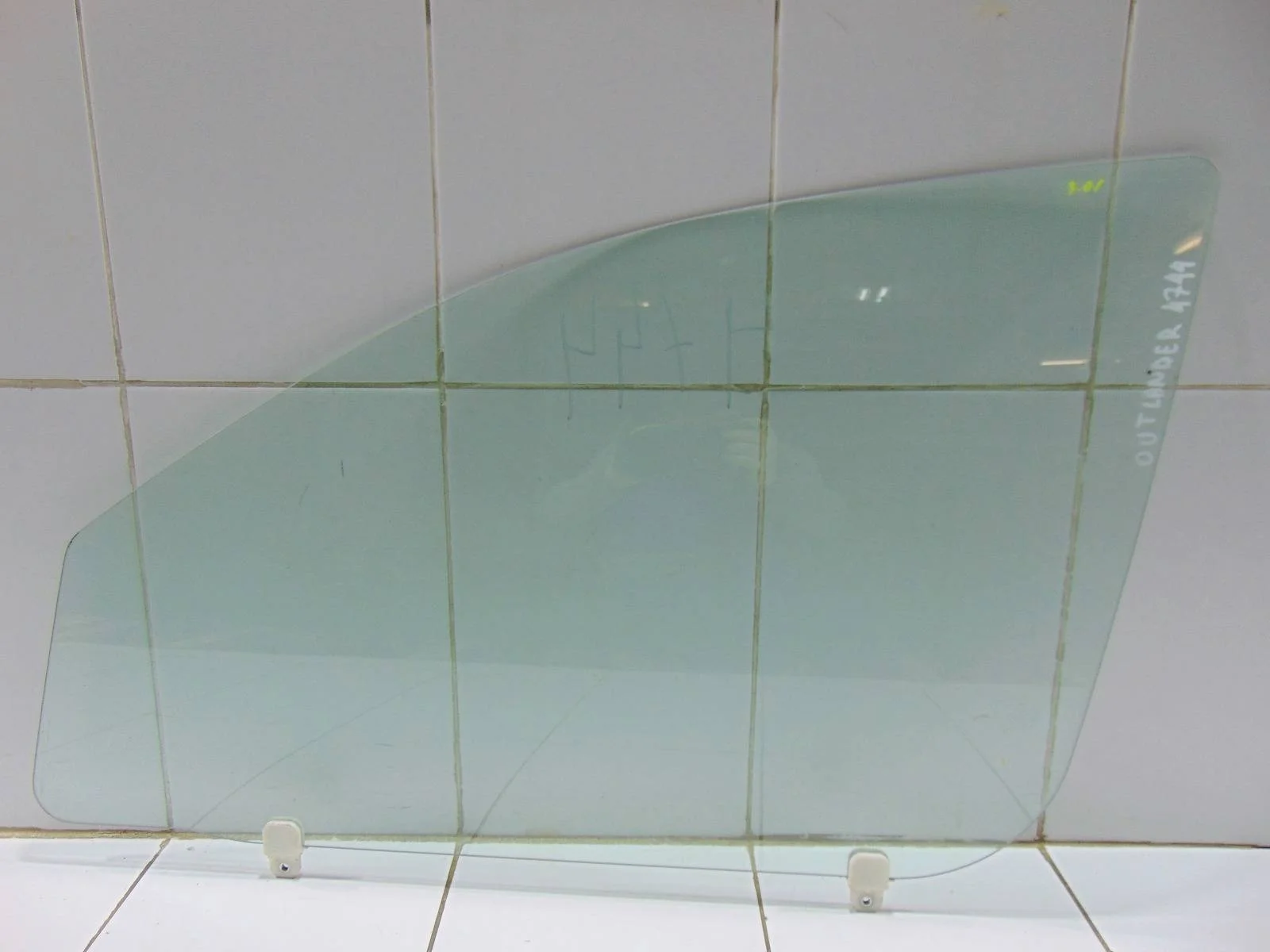 Стекло двери MITSUBISHI OUTLANDER 2006-2012 5706A007 CW, переднее левое