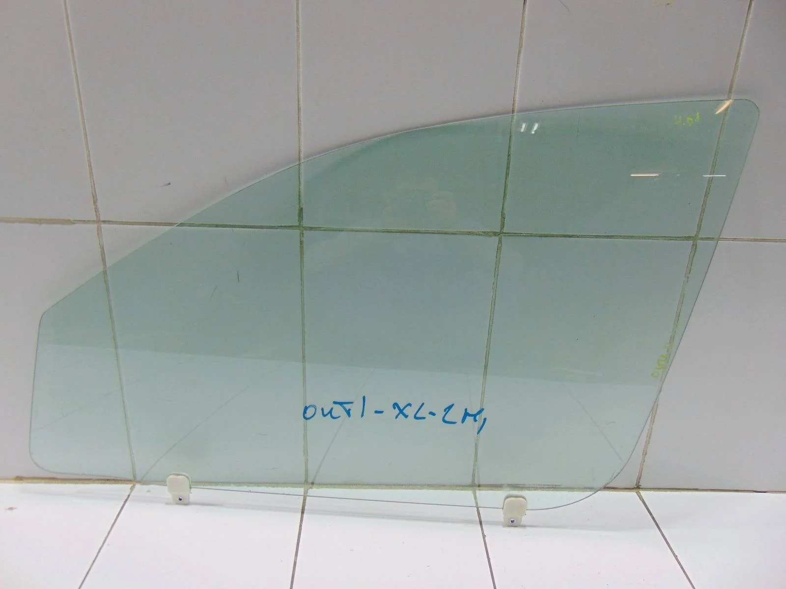 Стекло двери MITSUBISHI OUTLANDER 2006-2012 5706A007 CW, переднее левое