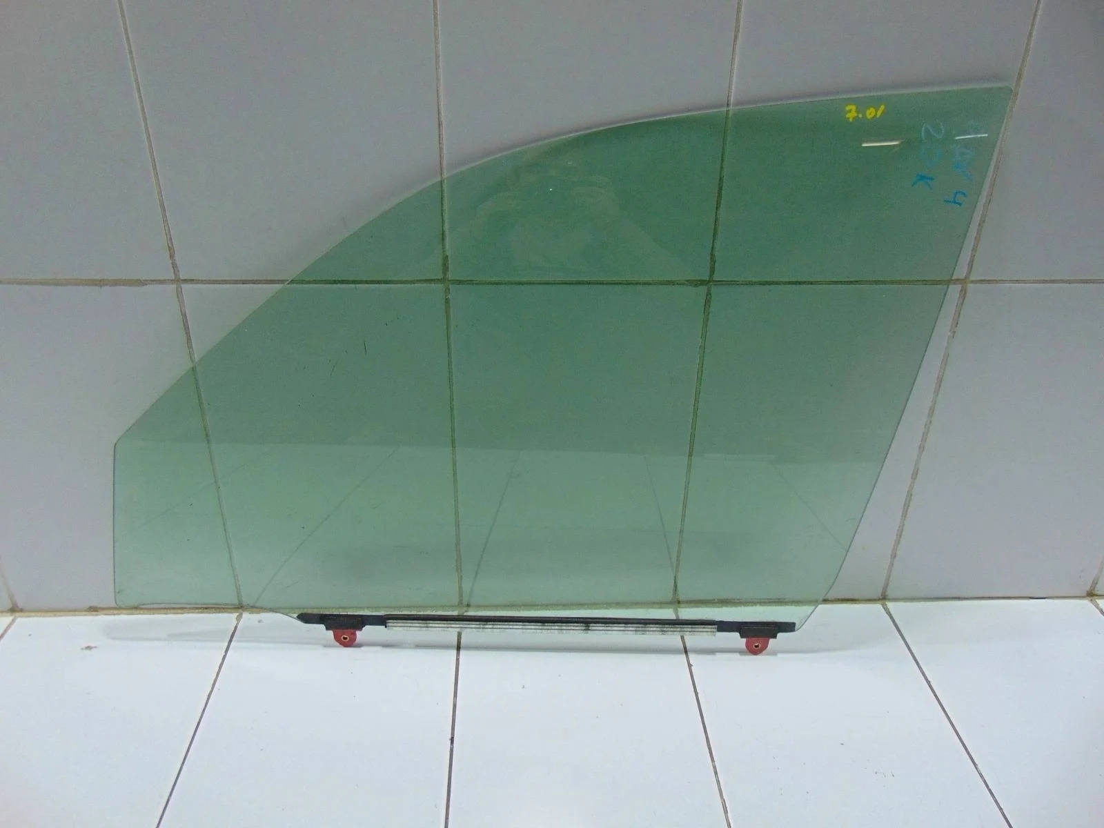 Стекло двери TOYOTA RAV4 2000-2005 6810242090 A20, переднее левое