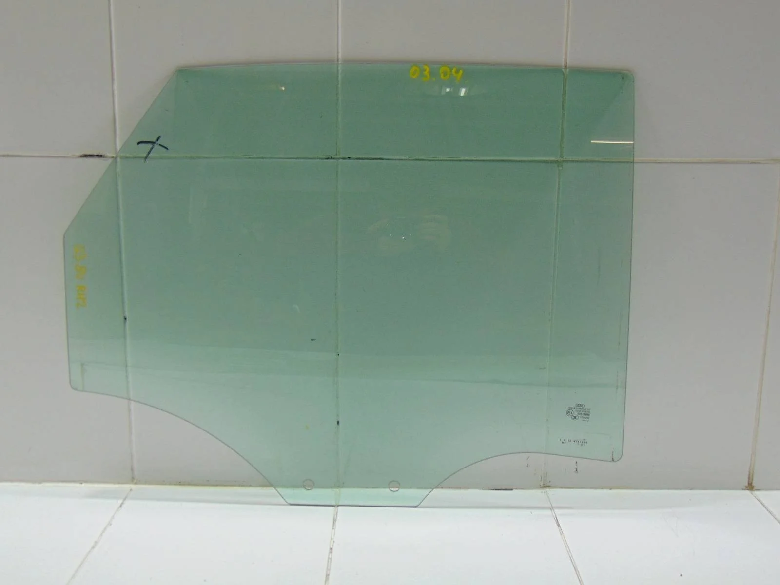 Стекло двери AUDI Q3 2011-2018 8U0845206 8U, заднее правое