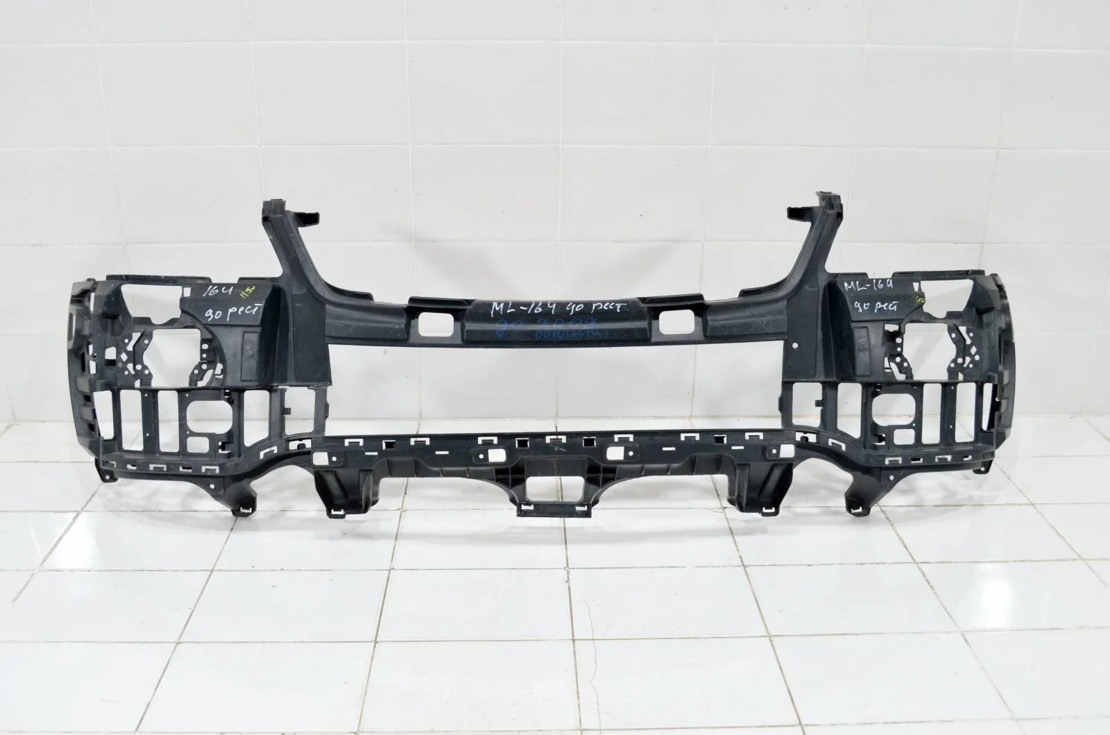 Кронштейн бампера MERCEDES-BENZ M-Class 2005+ A1648850165 W164, передний