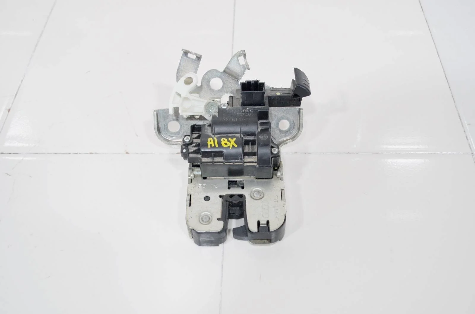 Замок крышки багажника Audi A1 2010-2018 8R0827505 8X