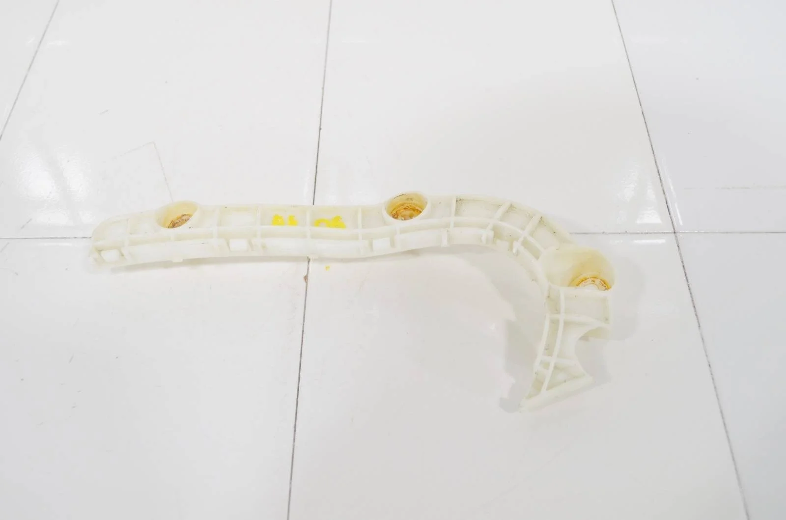 Кронштейн бампера Mitsubishi Outlander 2005+ 6400A587 CW, передний левый