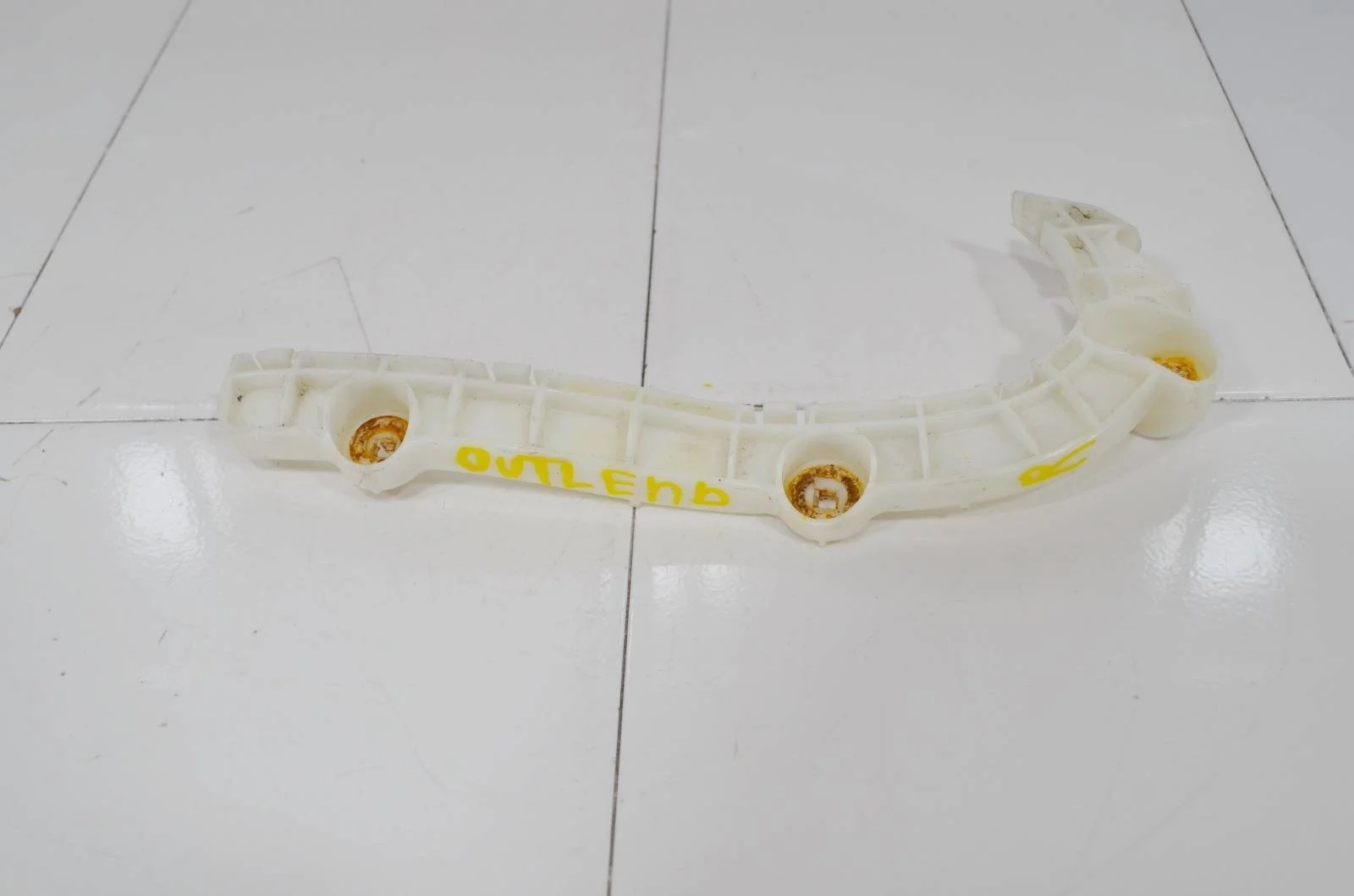 Кронштейн бампера Mitsubishi Outlander 2005+ 6400A588 CW, передний правый