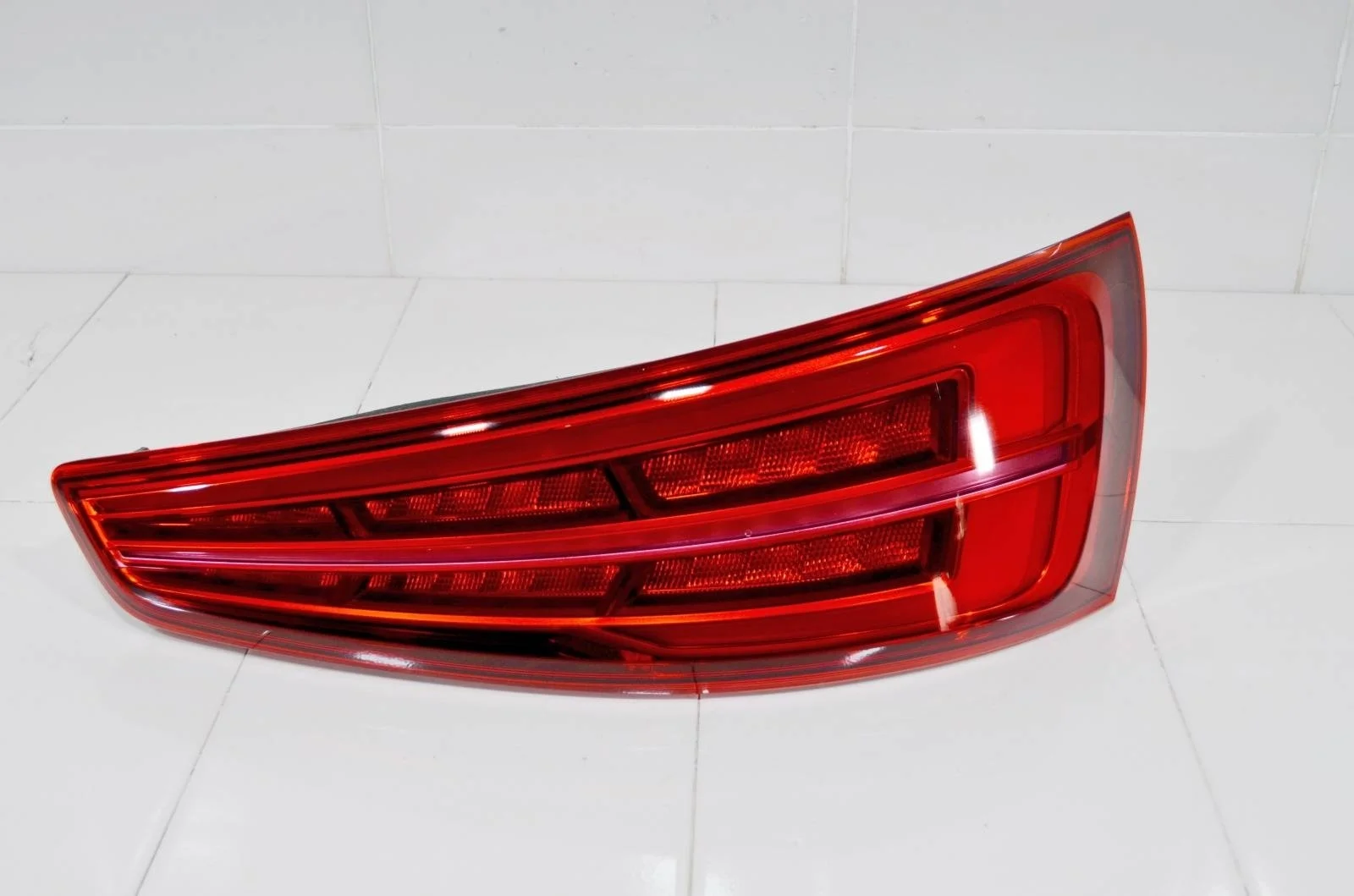 Фонарь AUDI Q3 2015+ 8U0945094M 8U, правый