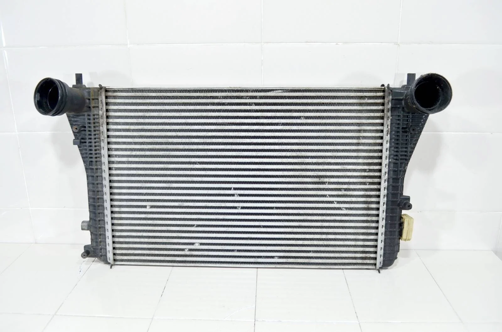 Интеркулер VOLKSWAGEN PASSAT 2006+ 3C0145805R B6