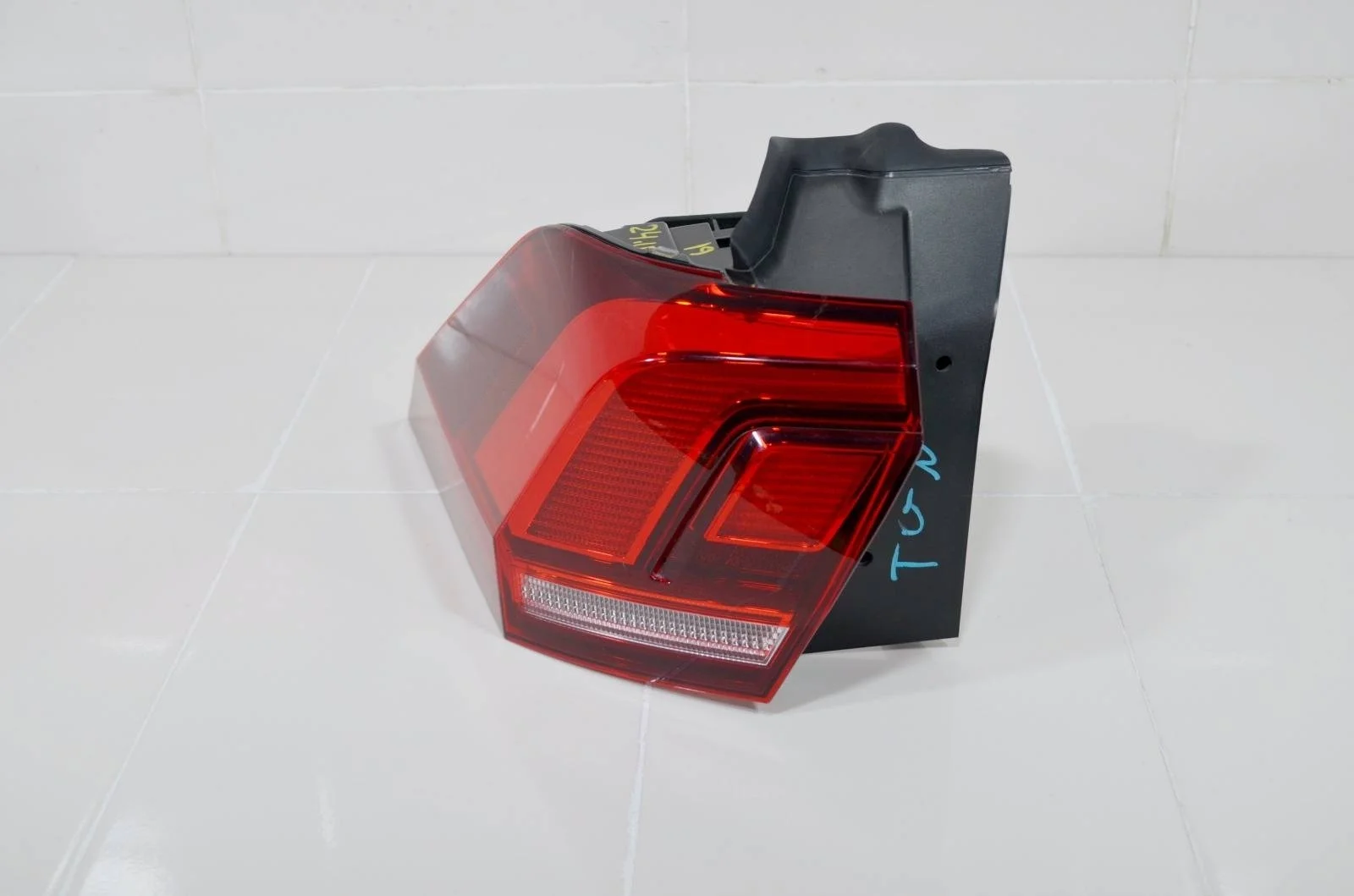 Фонарь VOLKSWAGEN TIGUAN 2016+ 5NA945095B 2, левый