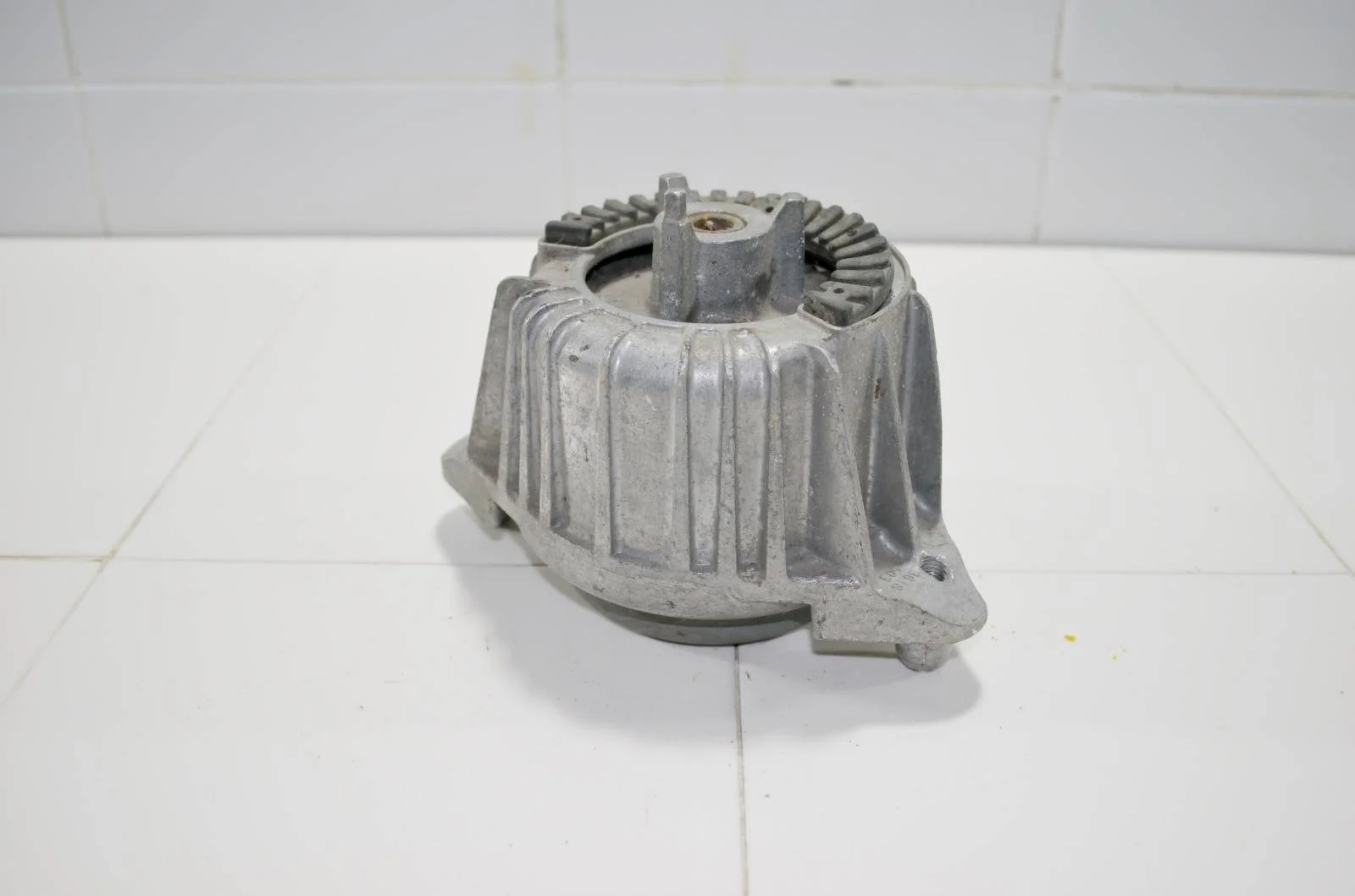 Опора двигателя MERCEDES-BENZ C-Class 2007-2015 A2042400217 W204, передняя