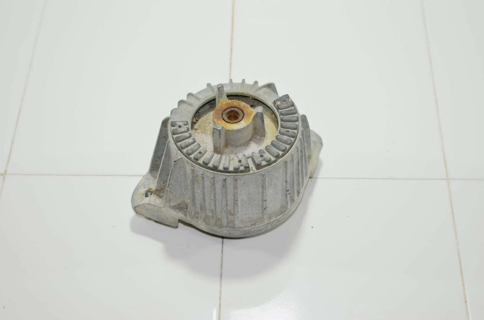 Опора двигателя MERCEDES-BENZ C-Class 2007+ A2042400317 W204, передняя левая