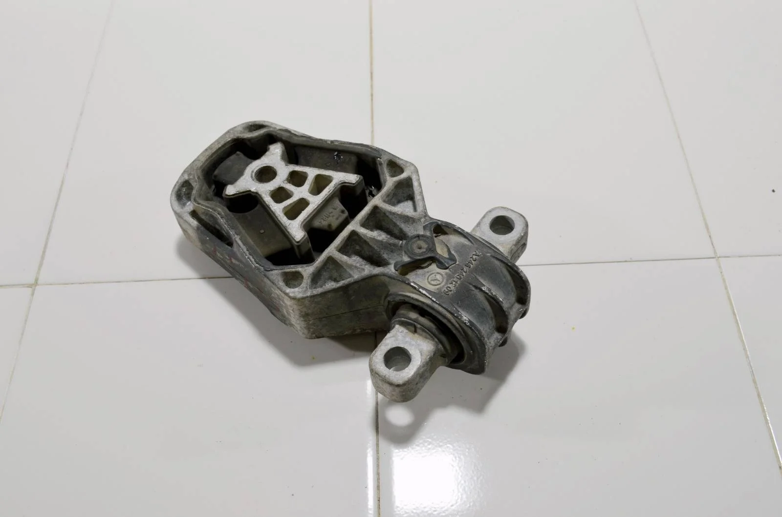 Опора двигателя MERCEDES-BENZ CLA-Class 2013+ A2462401209 C117, задняя