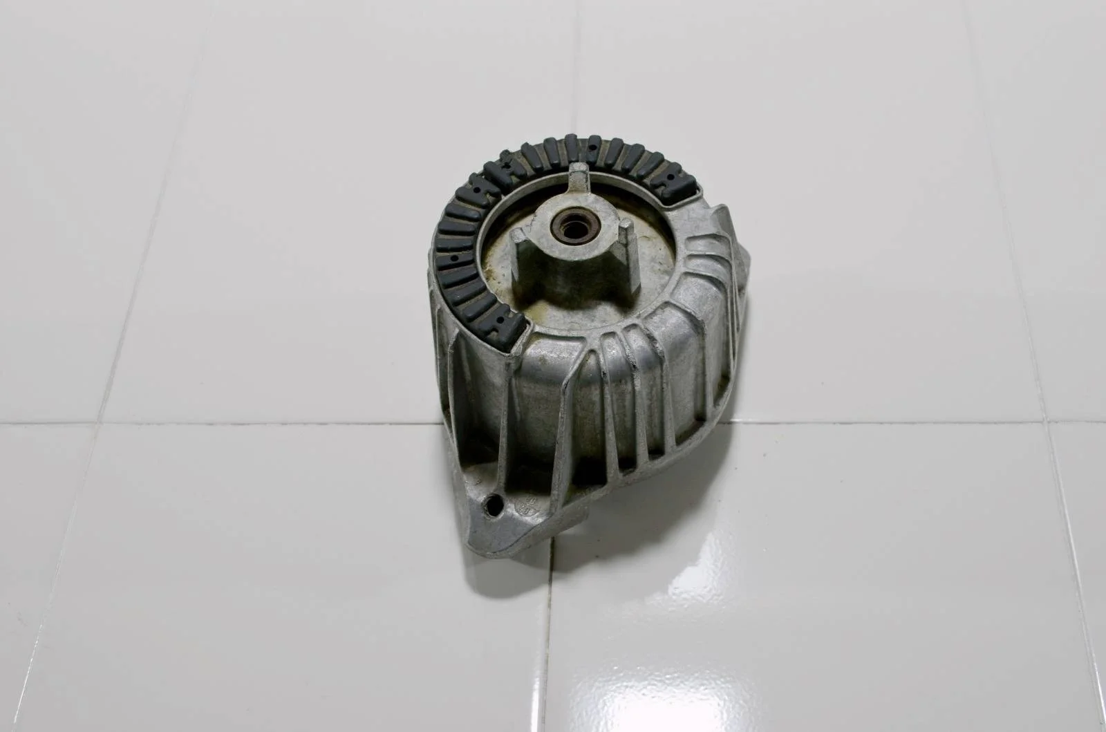 Опора двигателя MERCEDES-BENZ C-Class 2007-2015 A2042400217 W204, передняя