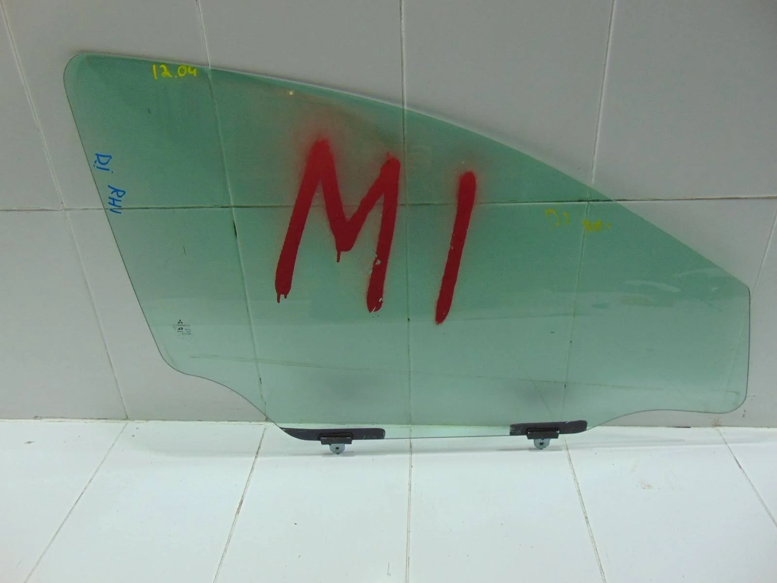 Стекло двери Mitsubishi Galant 2003-2012 5706A132 9, переднее правое