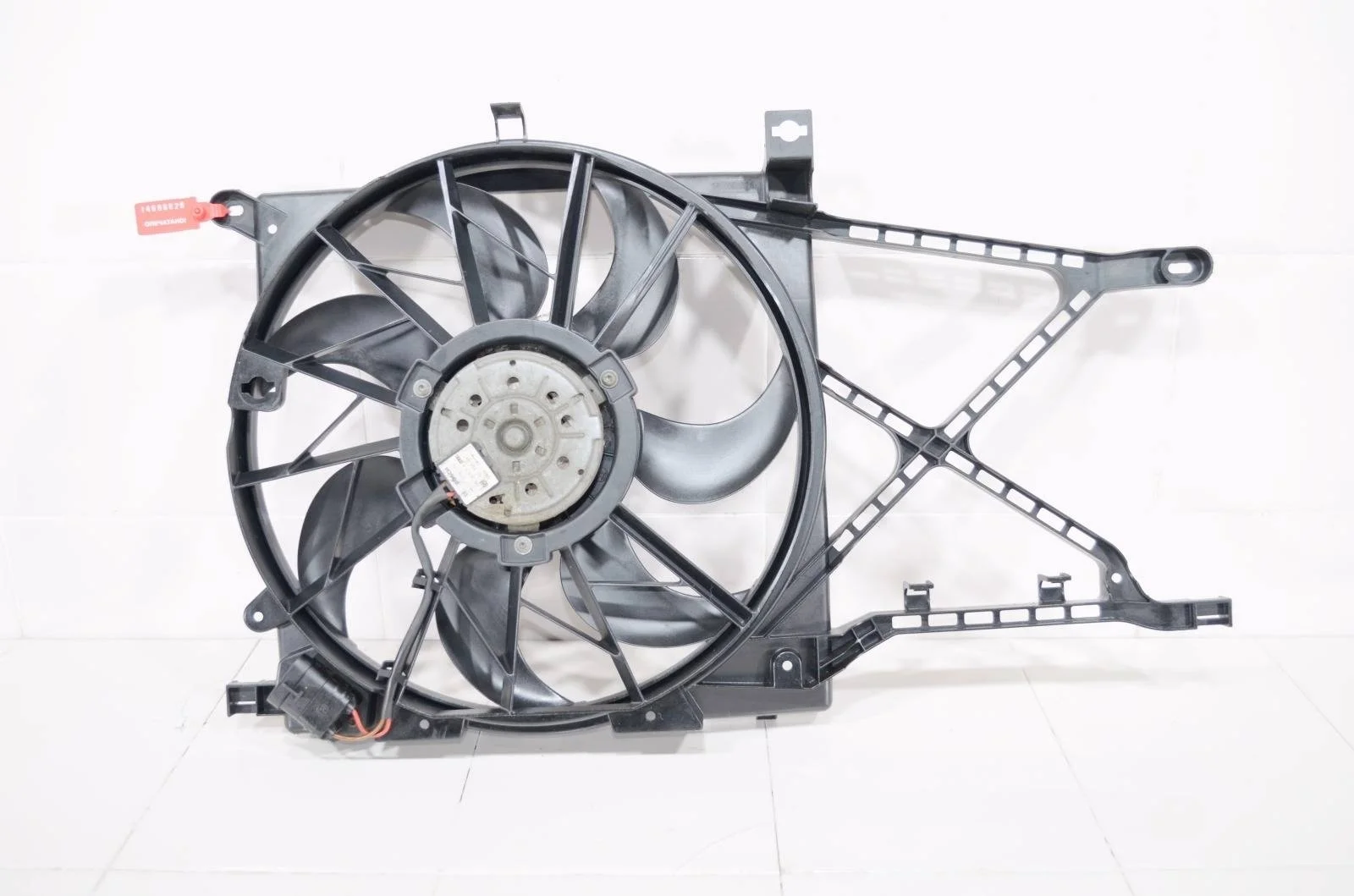 Вентилятор охлаждения OPEL ASTRA 2004+ 13205941 H