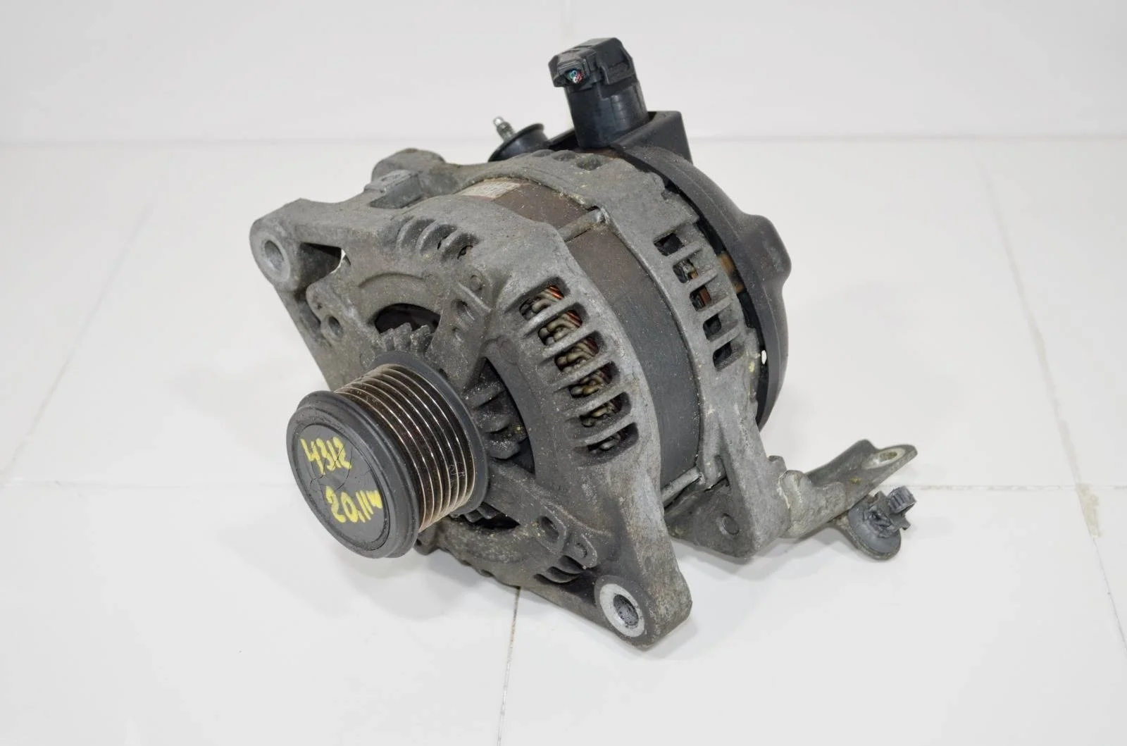 Генератор TOYOTA SIENNA 2003-2009 270600P241 2