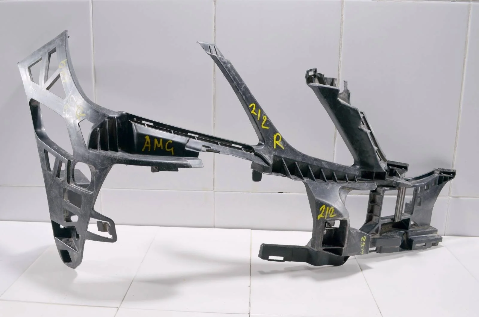 Кронштейн бампера MERCEDES-BENZ E-Class 2009+ A2128851016 W212, передний правый