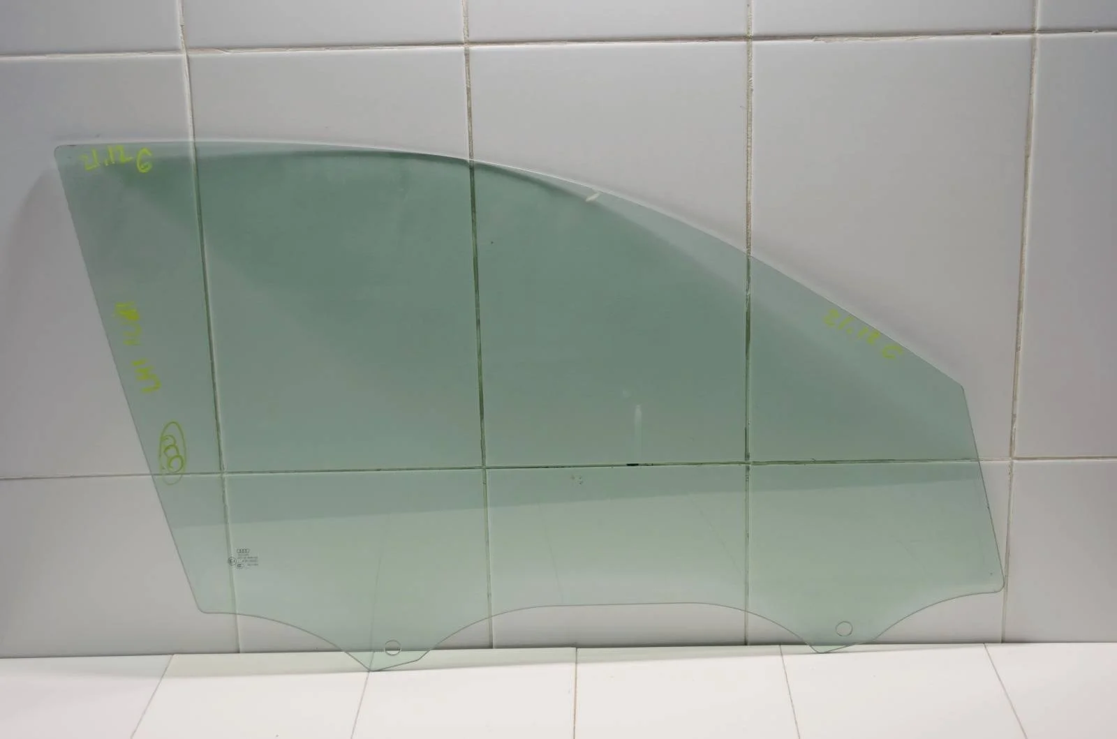 Стекло двери AUDI Q3 2011+ 8U0845202 8U, переднее правое