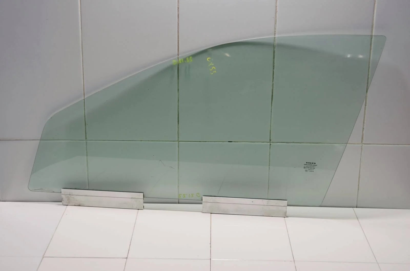 Стекло двери VOLVO XC70 2000-2007 30753468, переднее левое