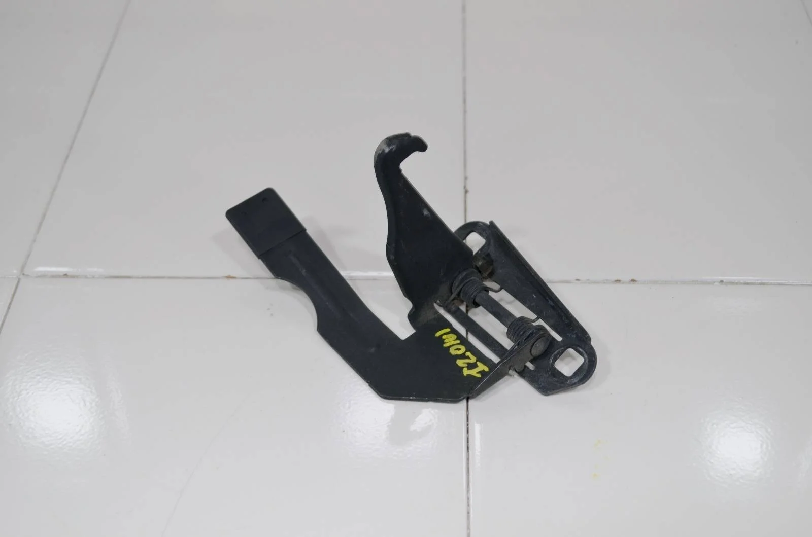 Крючок капота LAND ROVER DISCOVERY SPORT 2015+ LR035401 L550