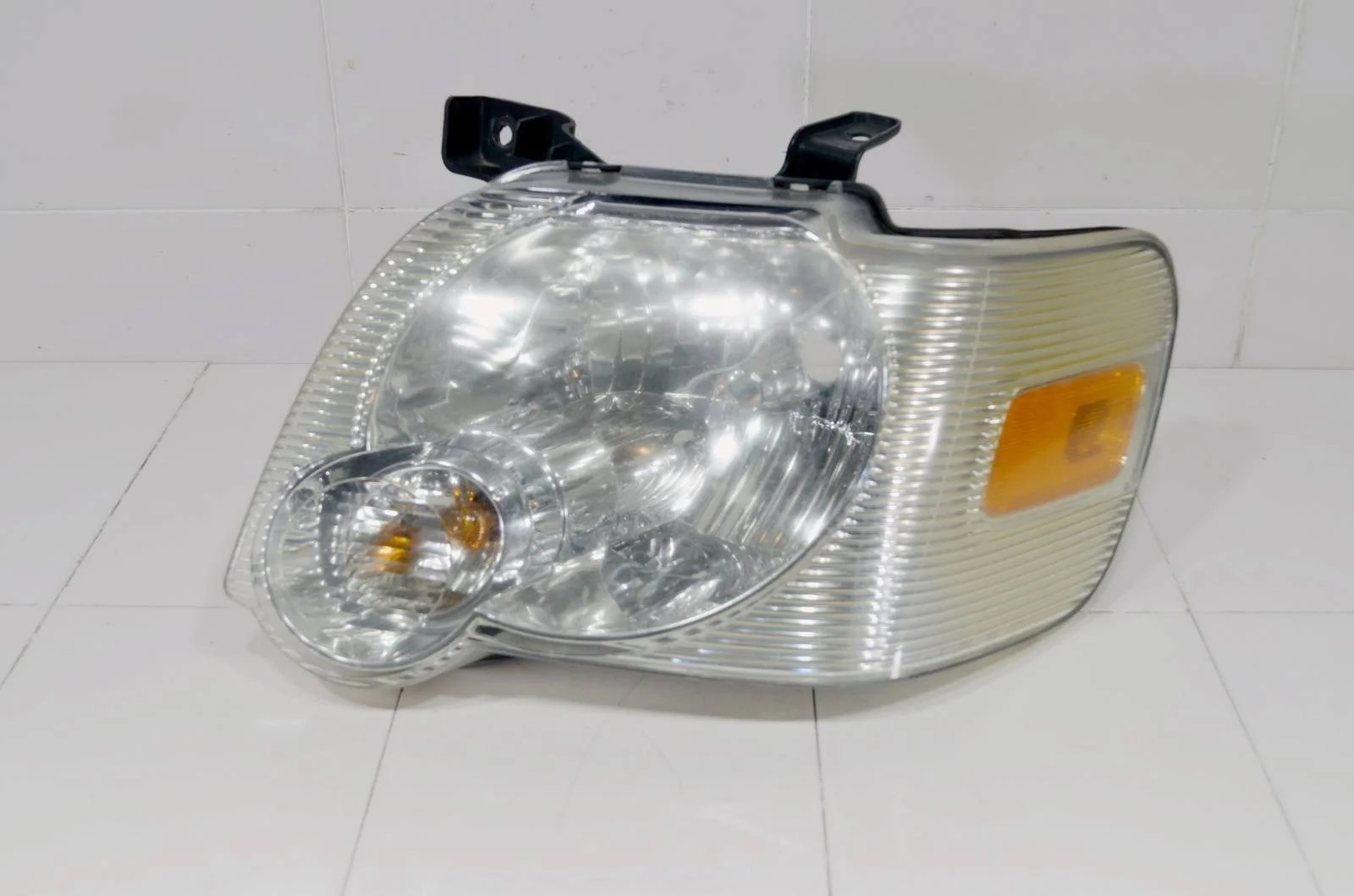 Фара FORD EXPLORER 2005-2011 6L2Z13008BA U251, левая