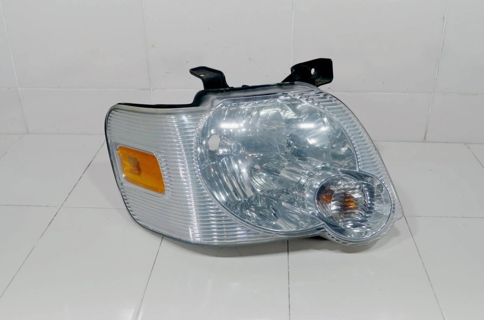 Фара FORD EXPLORER 2005-2011 6L2Z13008AA U251, правая