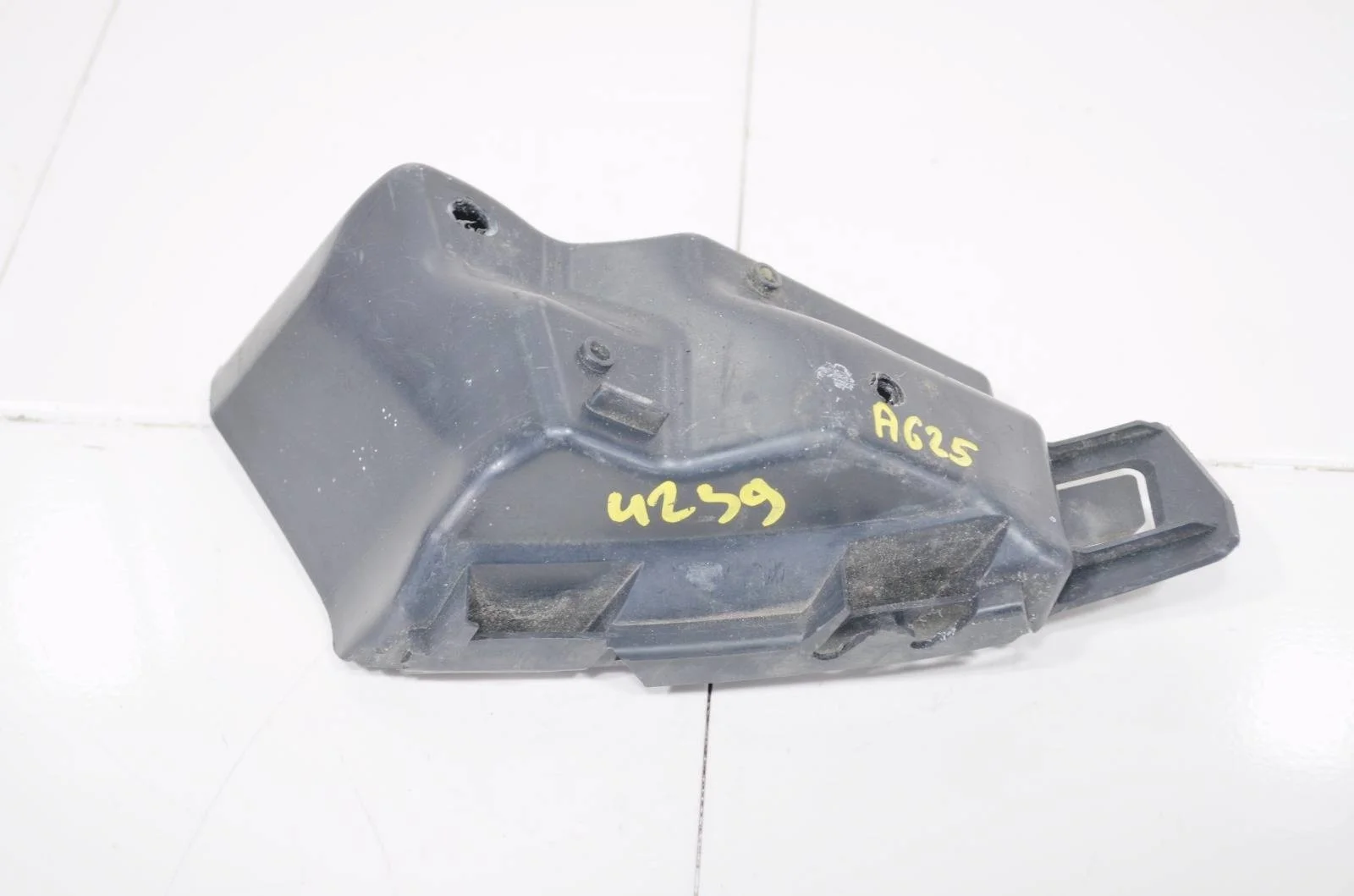 Кронштейн бампера FORD FOCUS 2010+ 1705924 3, задний правый