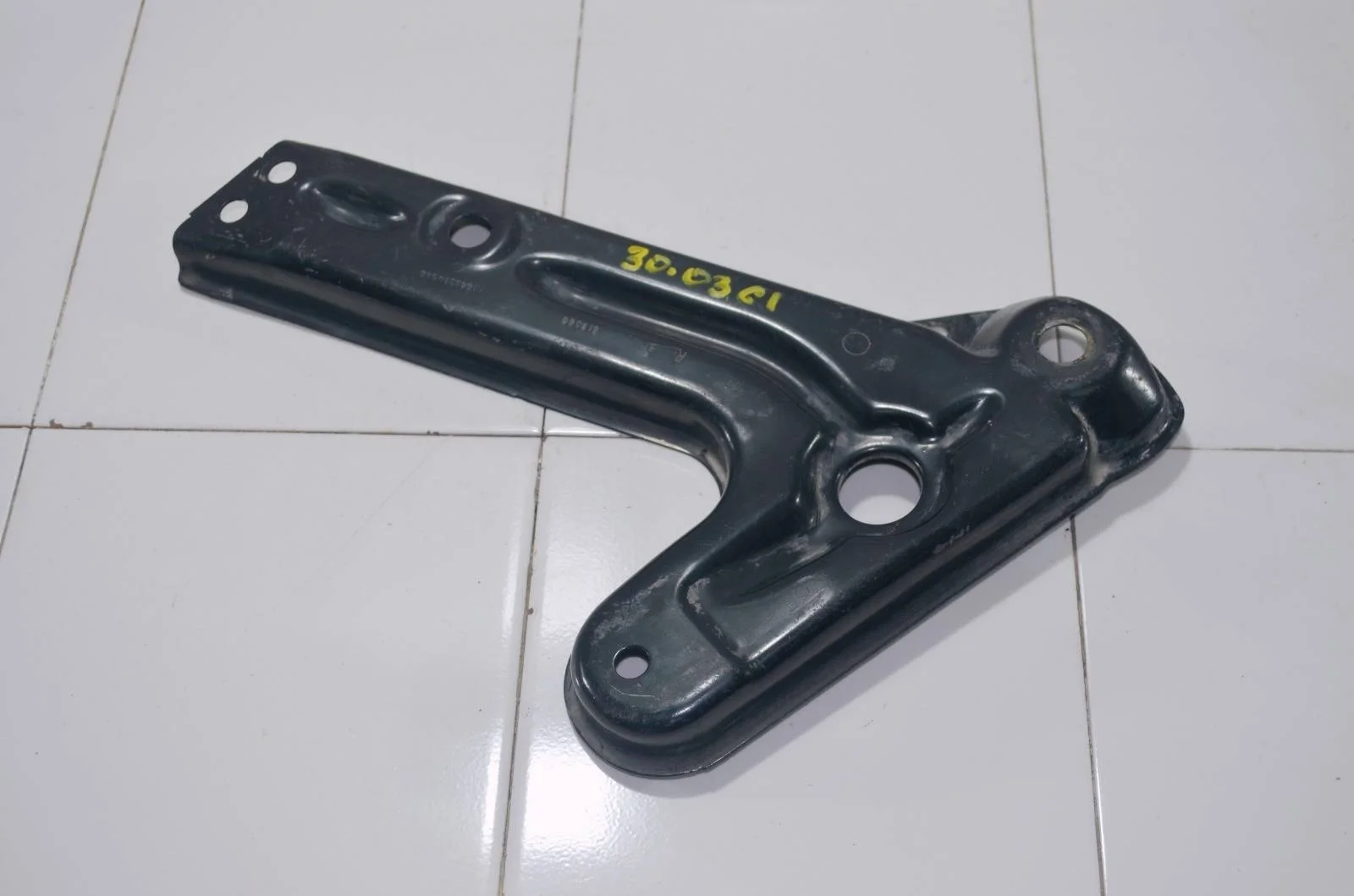 Кронштейн подрамника MERCEDES-BENZ M-Class 2005+ A1643310940 W164, передний левый