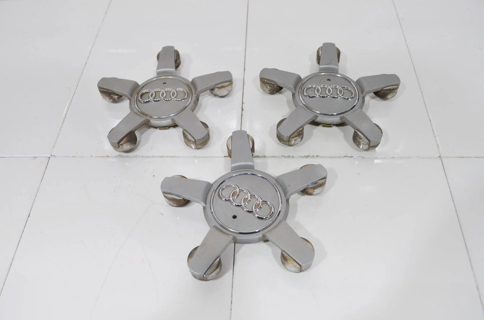 Колпак колесного диска AUDI Q7 2005-2015 4L0601165D 4L