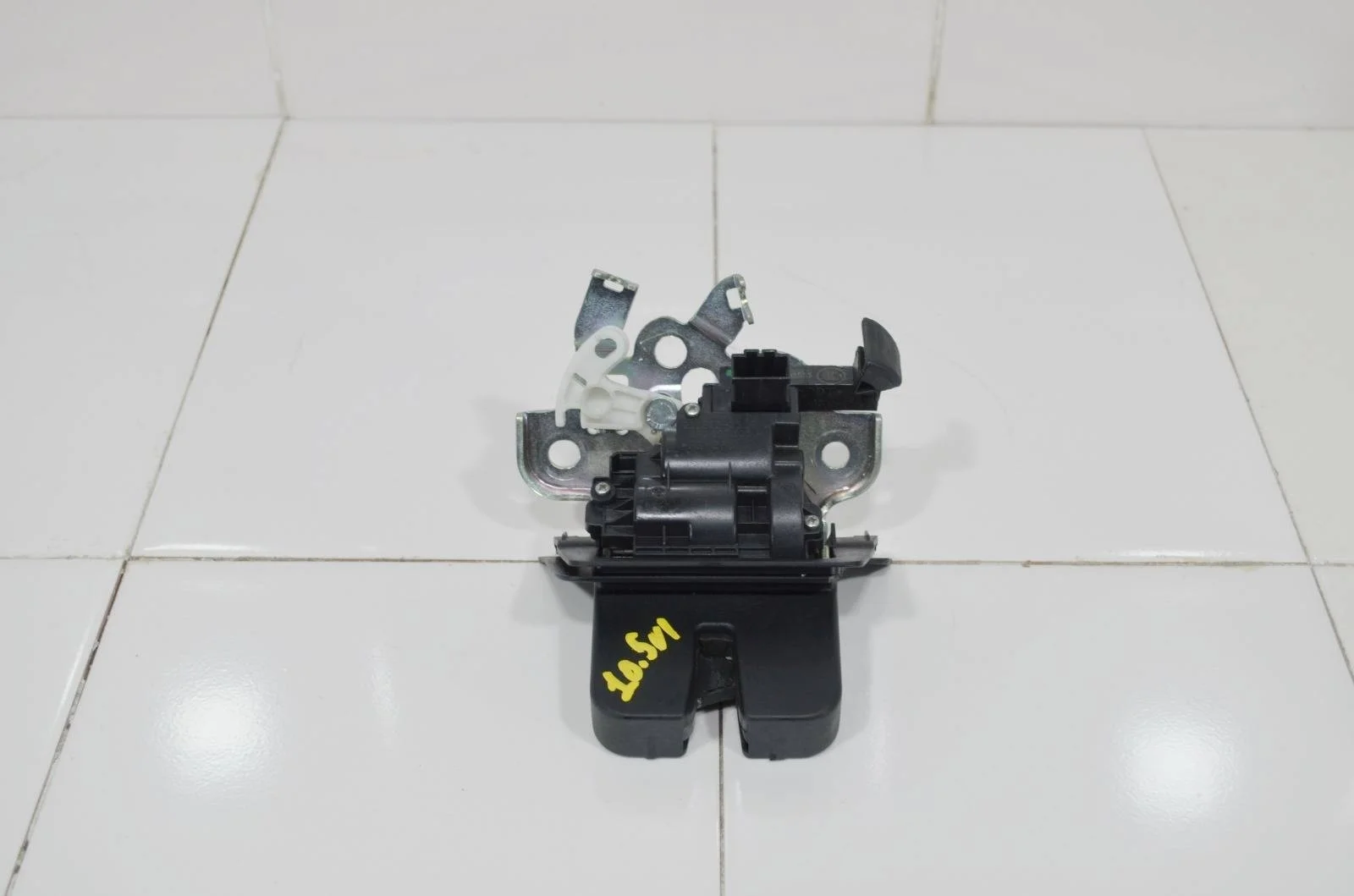 Замок багажника AUDI Q3 2011+ 8R0827505 8U