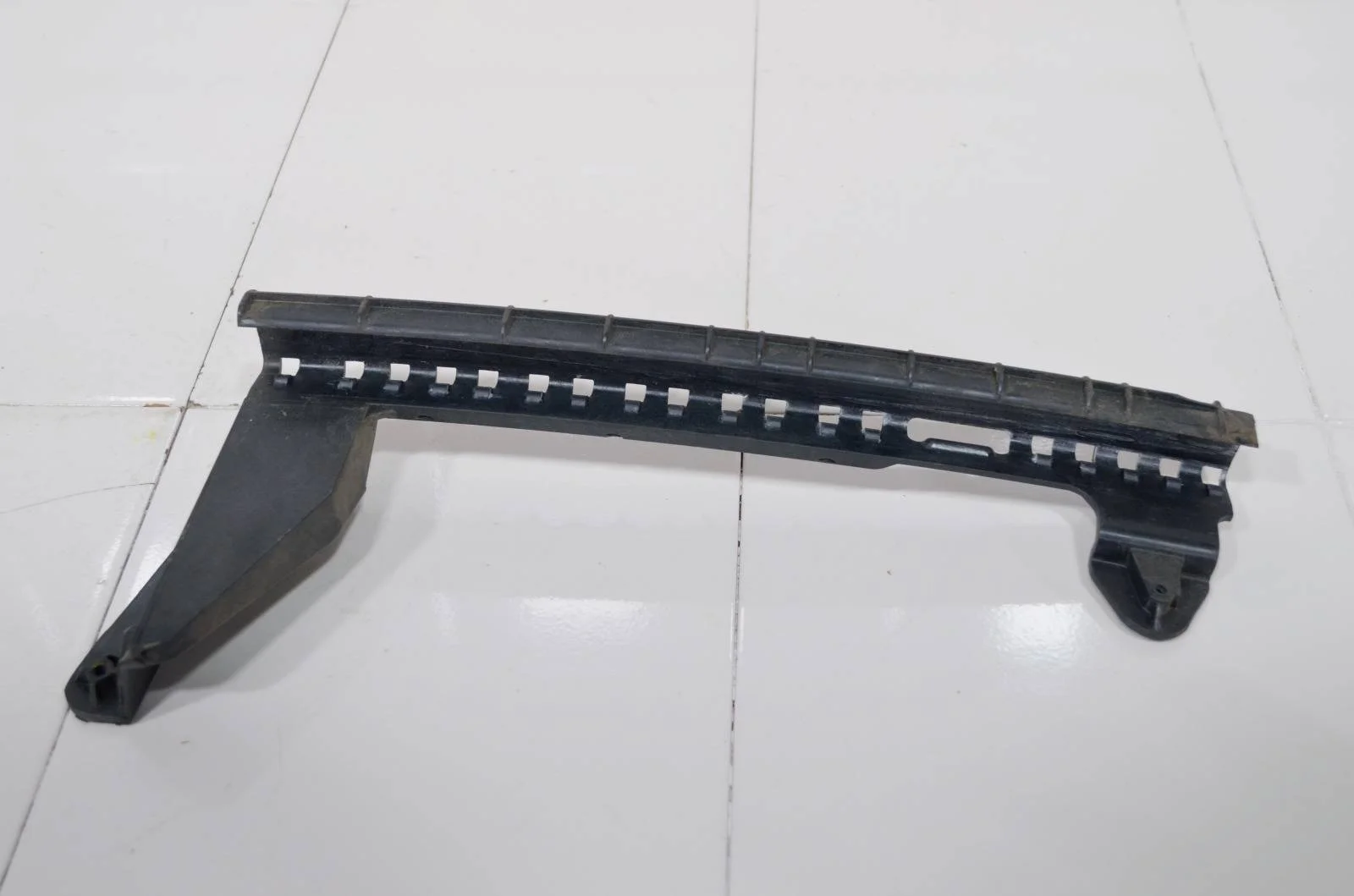 Направляющая стекла двери AUDI Q7 2005-2015 4L0839068 4L, задняя правая