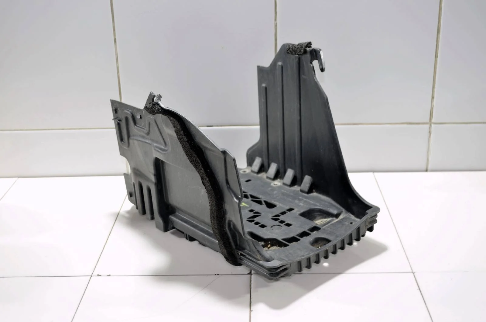 Площадка аккумулятора LAND ROVER DISCOVERY SPORT 2015+ LR023753 L550