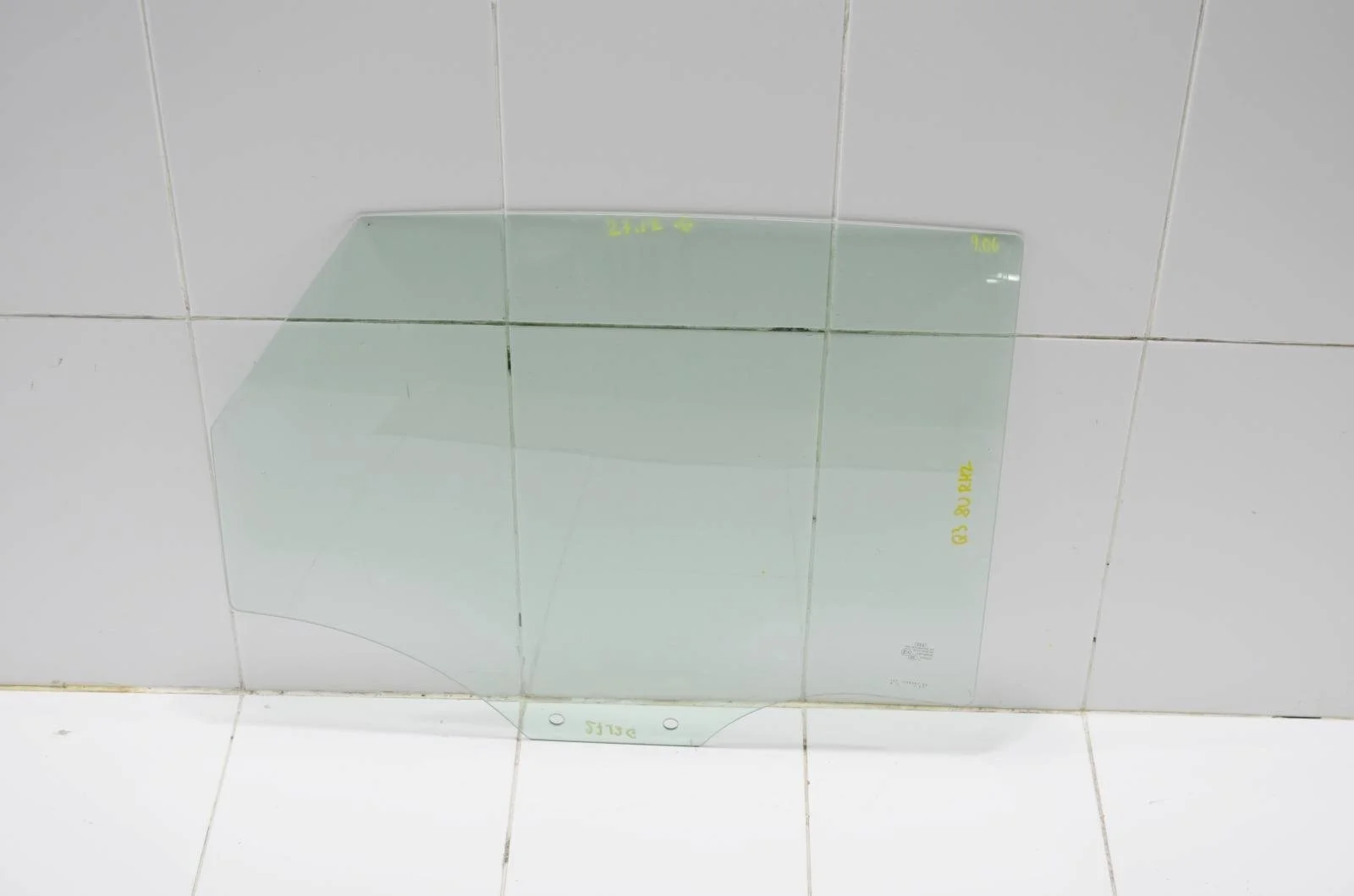 Стекло двери AUDI Q3 2011+ 8U0845206 8U, заднее правое