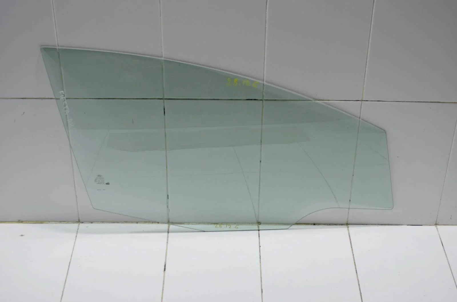 Стекло двери FORD FIESTA 2012 1680515 CB1, переднее правое