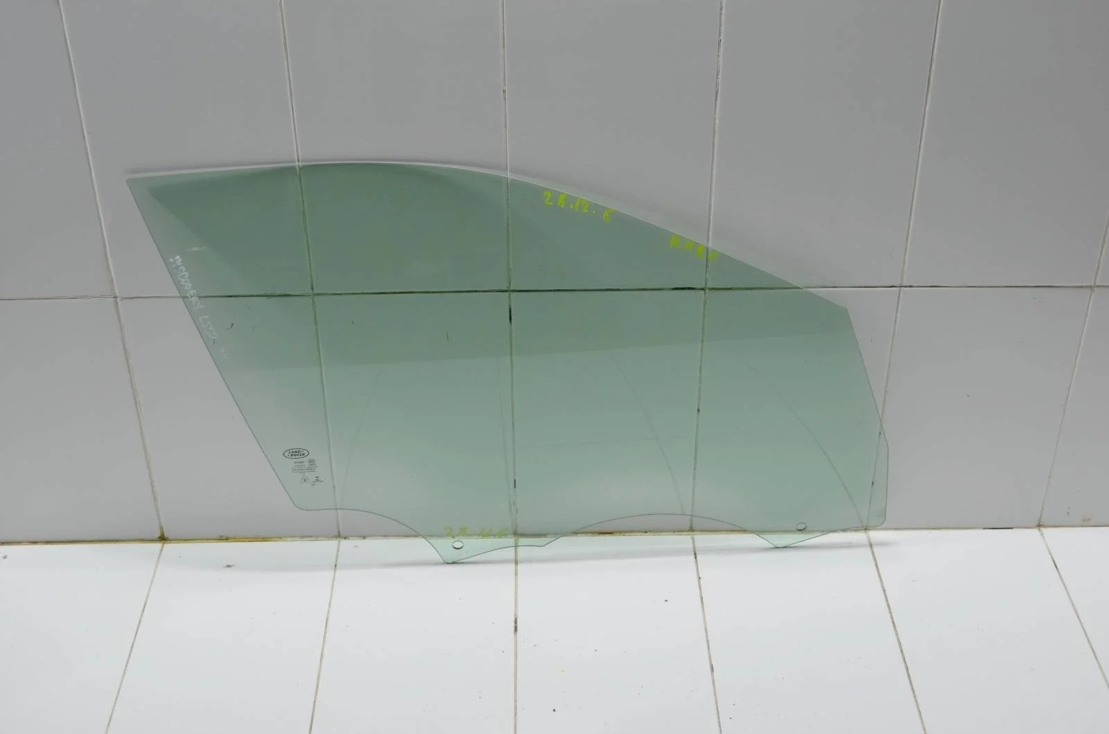Стекло двери LAND ROVER DISCOVERY SPORT 2015+ LR058831 L550, переднее правое