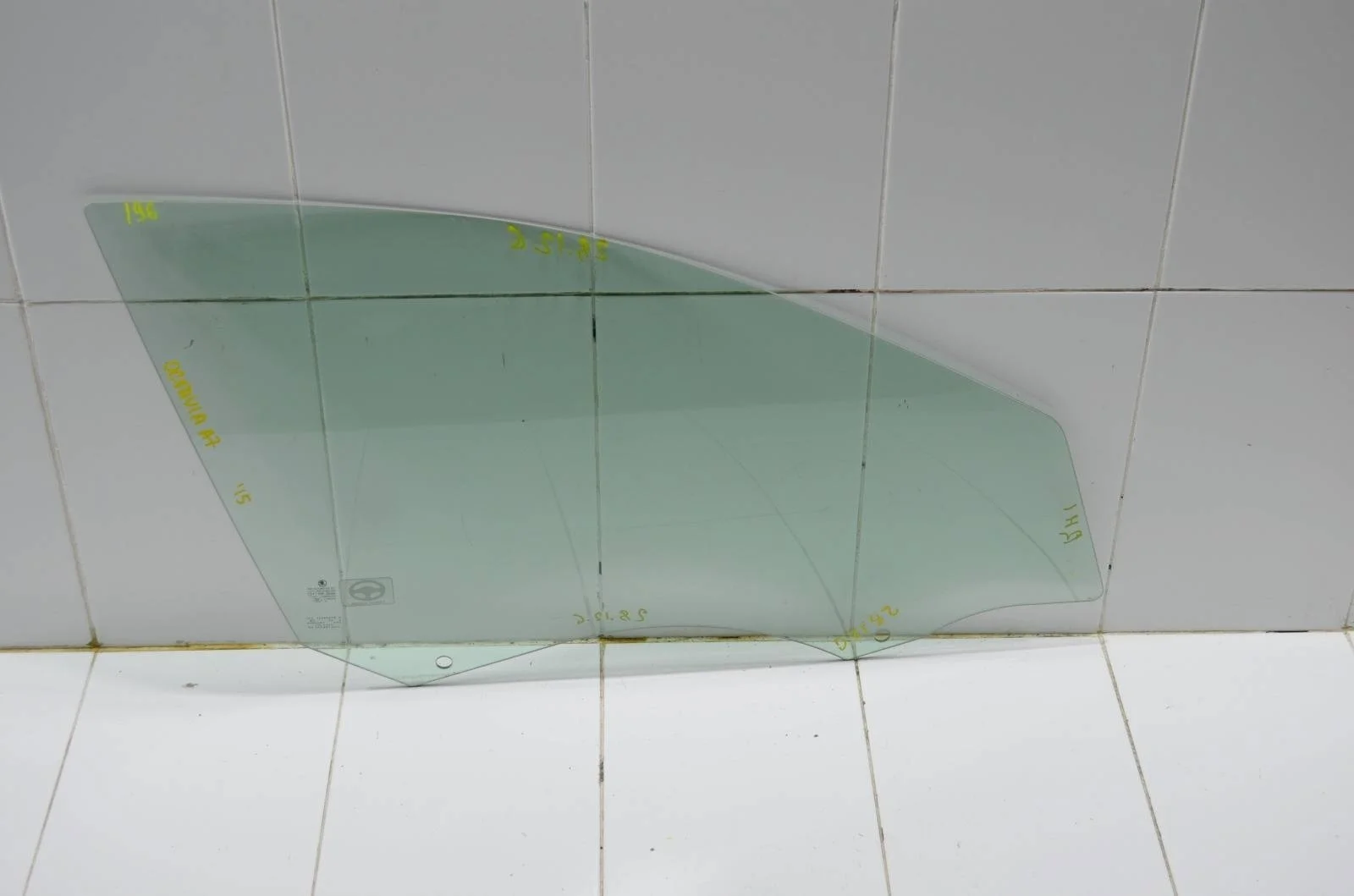 Стекло двери SKODA OCTAVIA 2014 5E0845202A A7, переднее правое