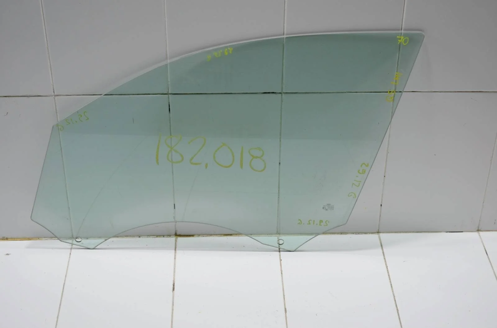 Стекло двери AUDI Q5 2008+ 8R0845201B 8R, переднее левое