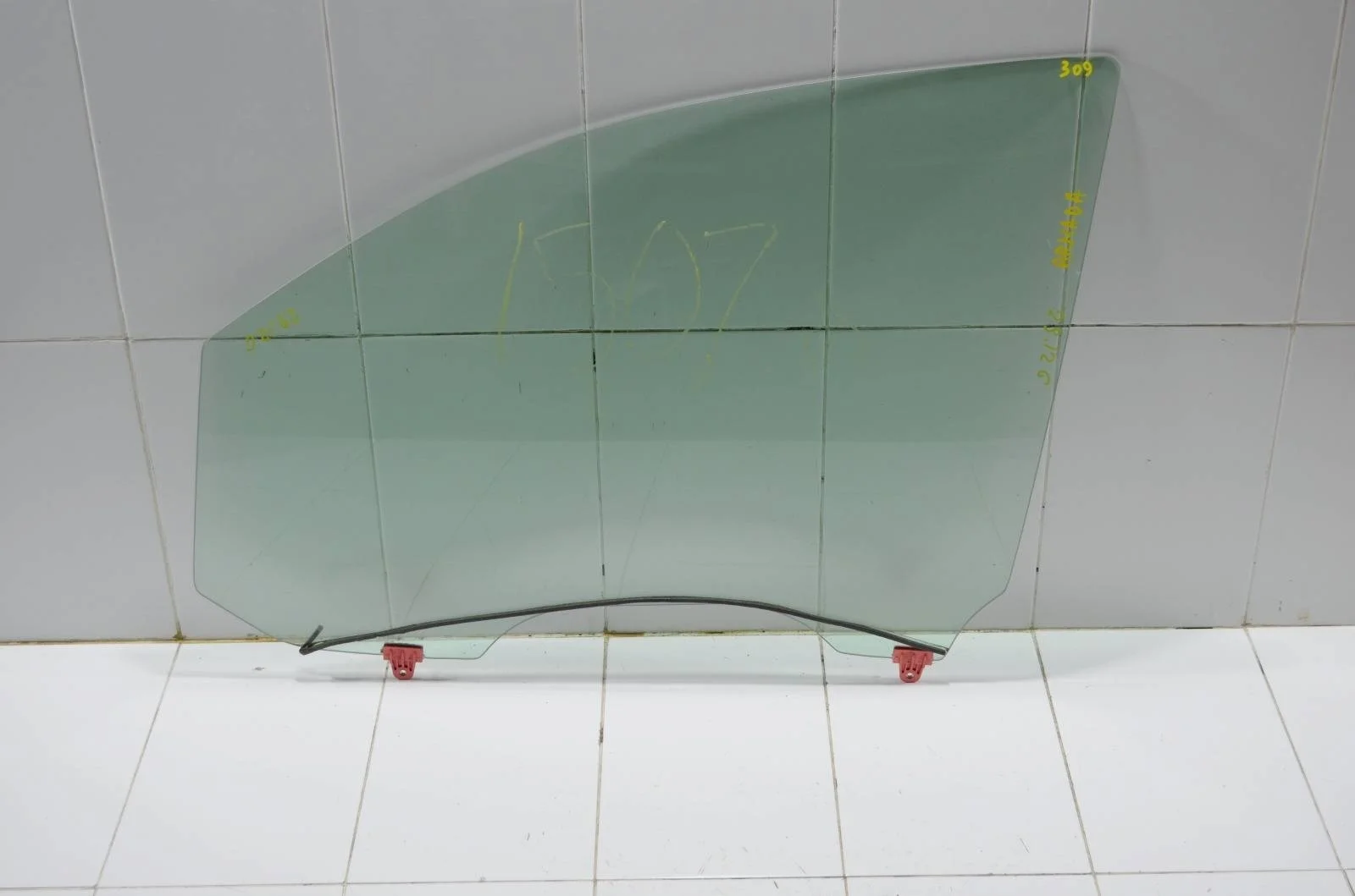 Стекло двери NISSAN ARMADA 2005 803007S000 TA60, переднее правое