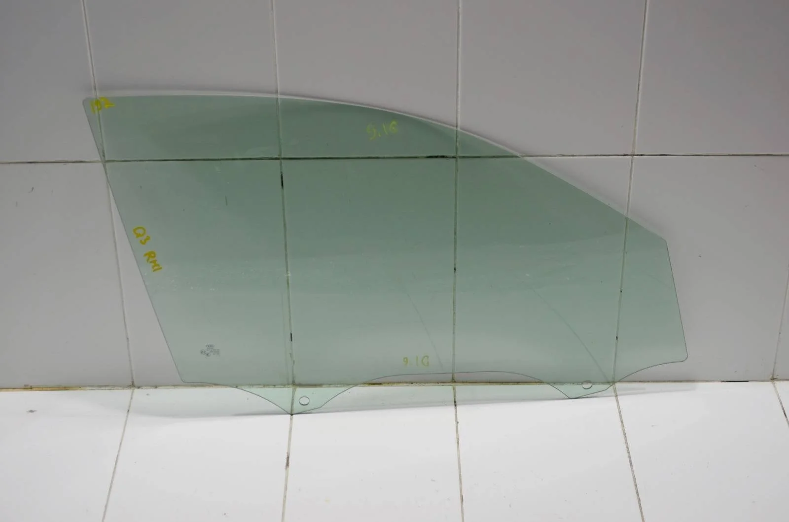 Стекло двери AUDI Q3 2011+ 8U0845202 8U, переднее правое