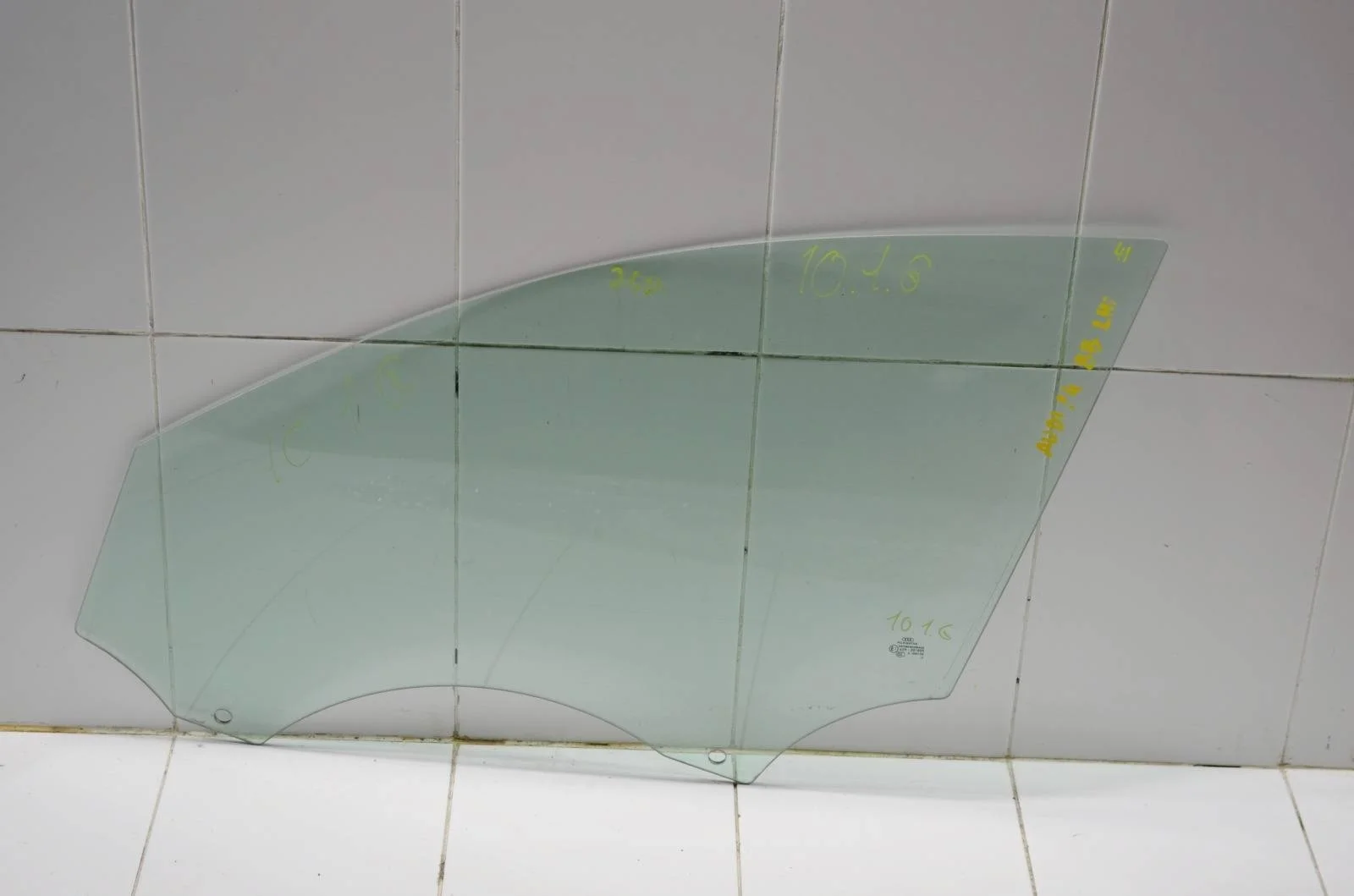 Стекло двери AUDI A4 2012 8K0845201D B8, переднее левое