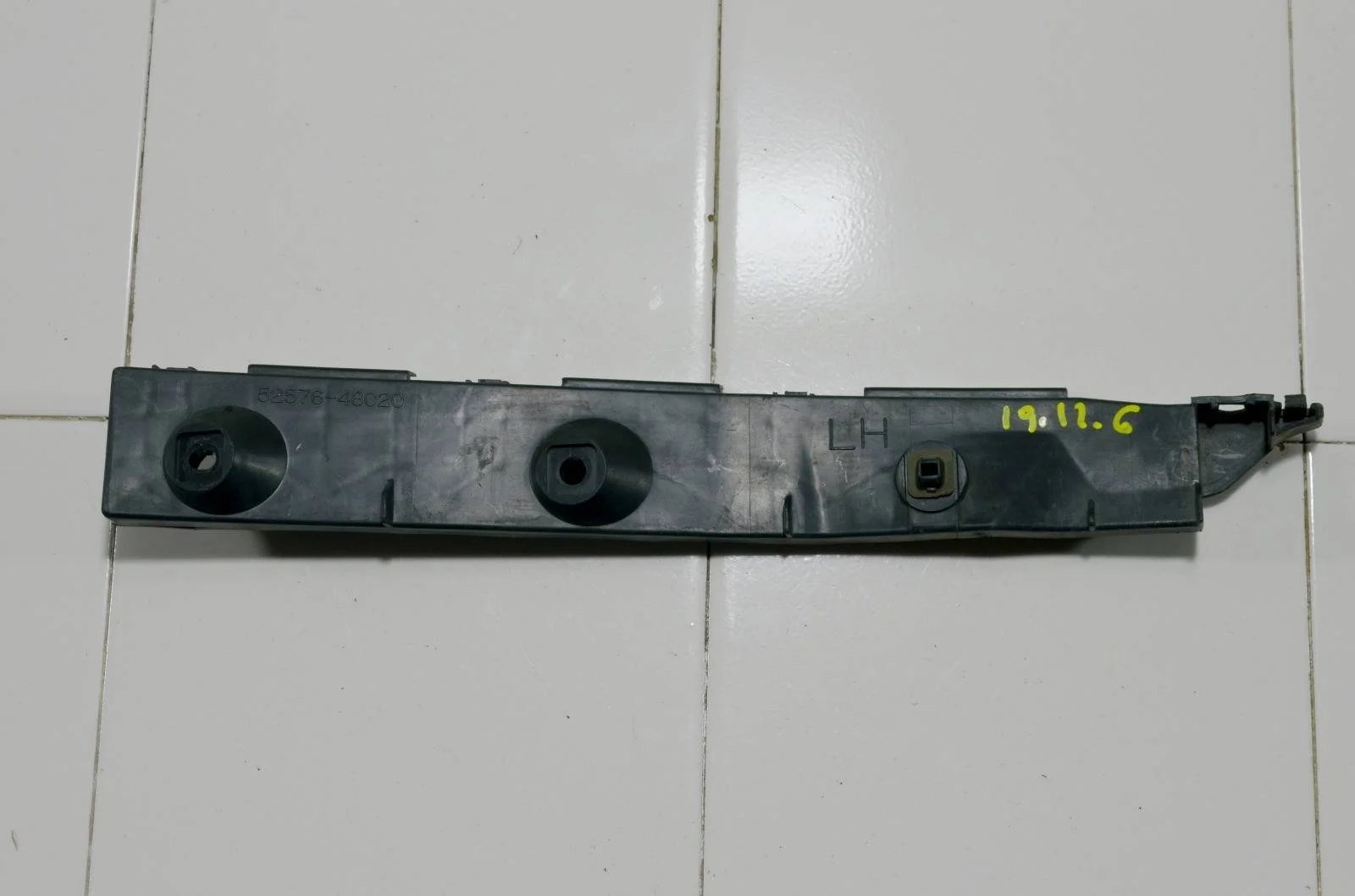 Кронштейн бампера Lexus RX330 5257648020 MCU33, задний левый