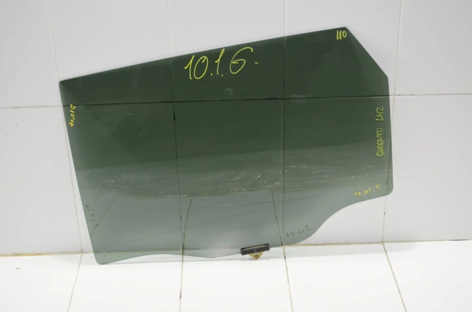 Стекло двери KIA SORENTO 2009+ 834112P010 XM, заднее левое