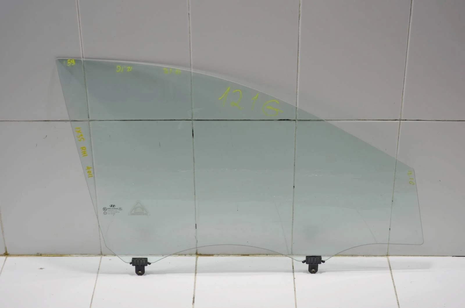 Стекло двери HYUNDAI TUCSON 2010 824212S000 LM, переднее правое