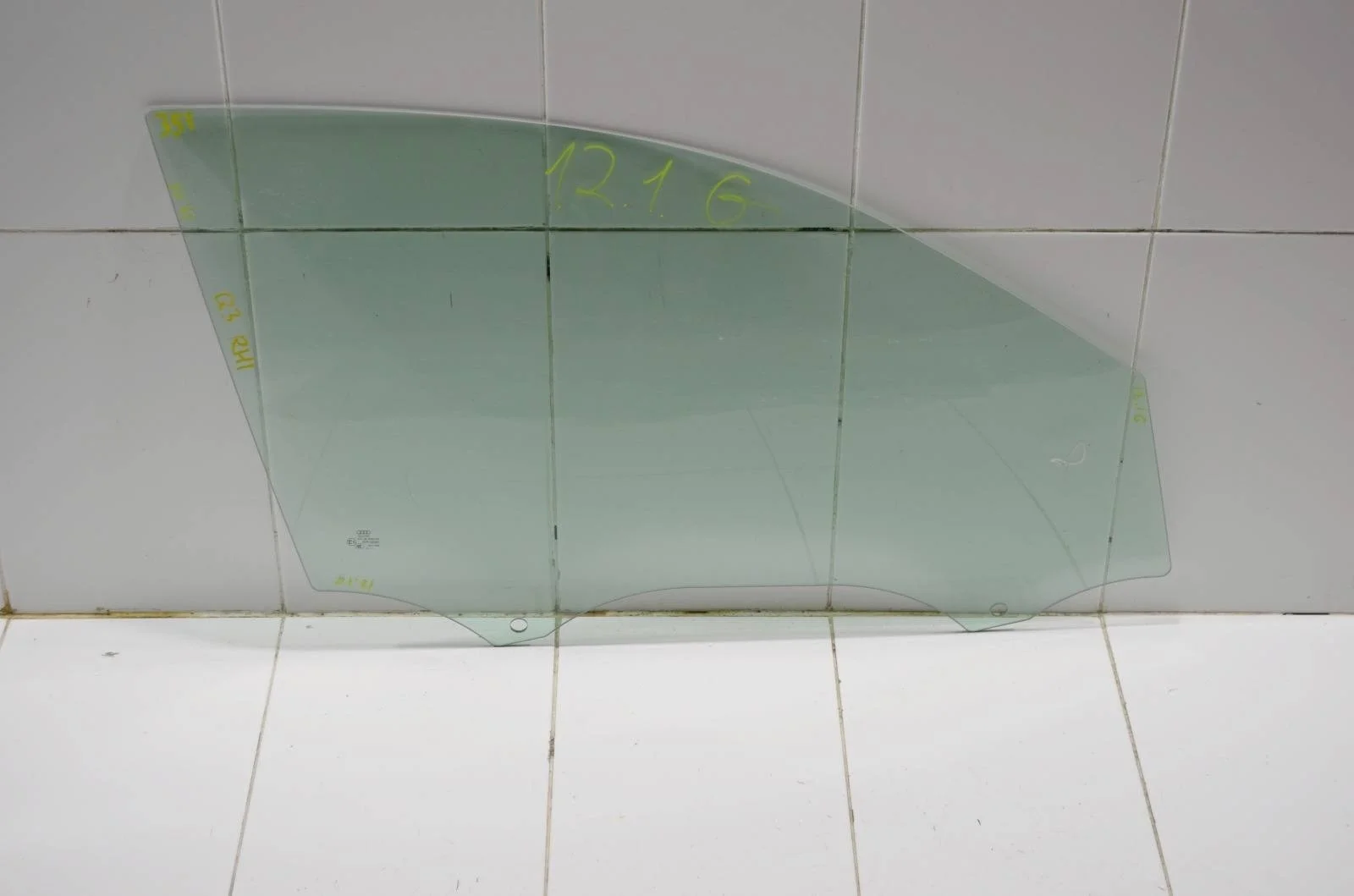 Стекло двери AUDI Q3 2011+ 8U0845202 8U, переднее правое