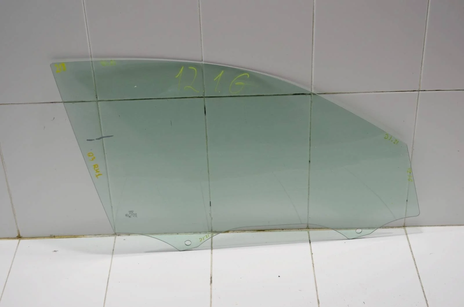 Стекло двери AUDI Q3 2011+ 8U0845202 8U, переднее правое